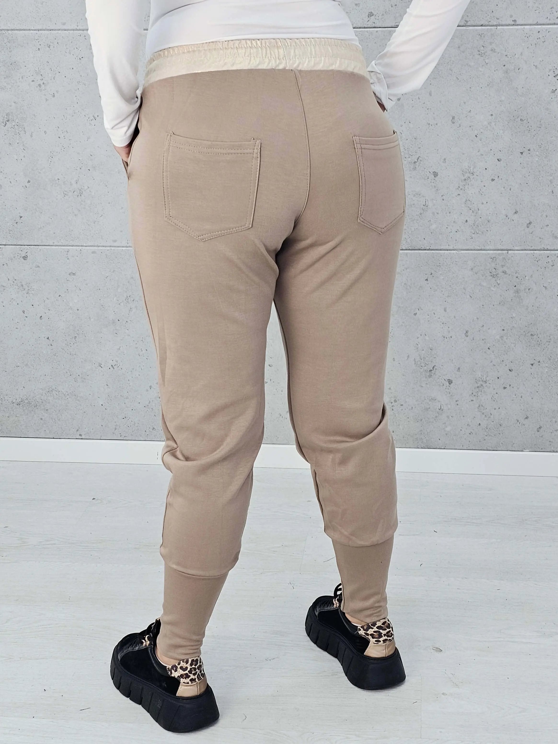 Stylowe i Wygodne Spodnie Dresowe z Kontrastowym Pasem Stylowa XL