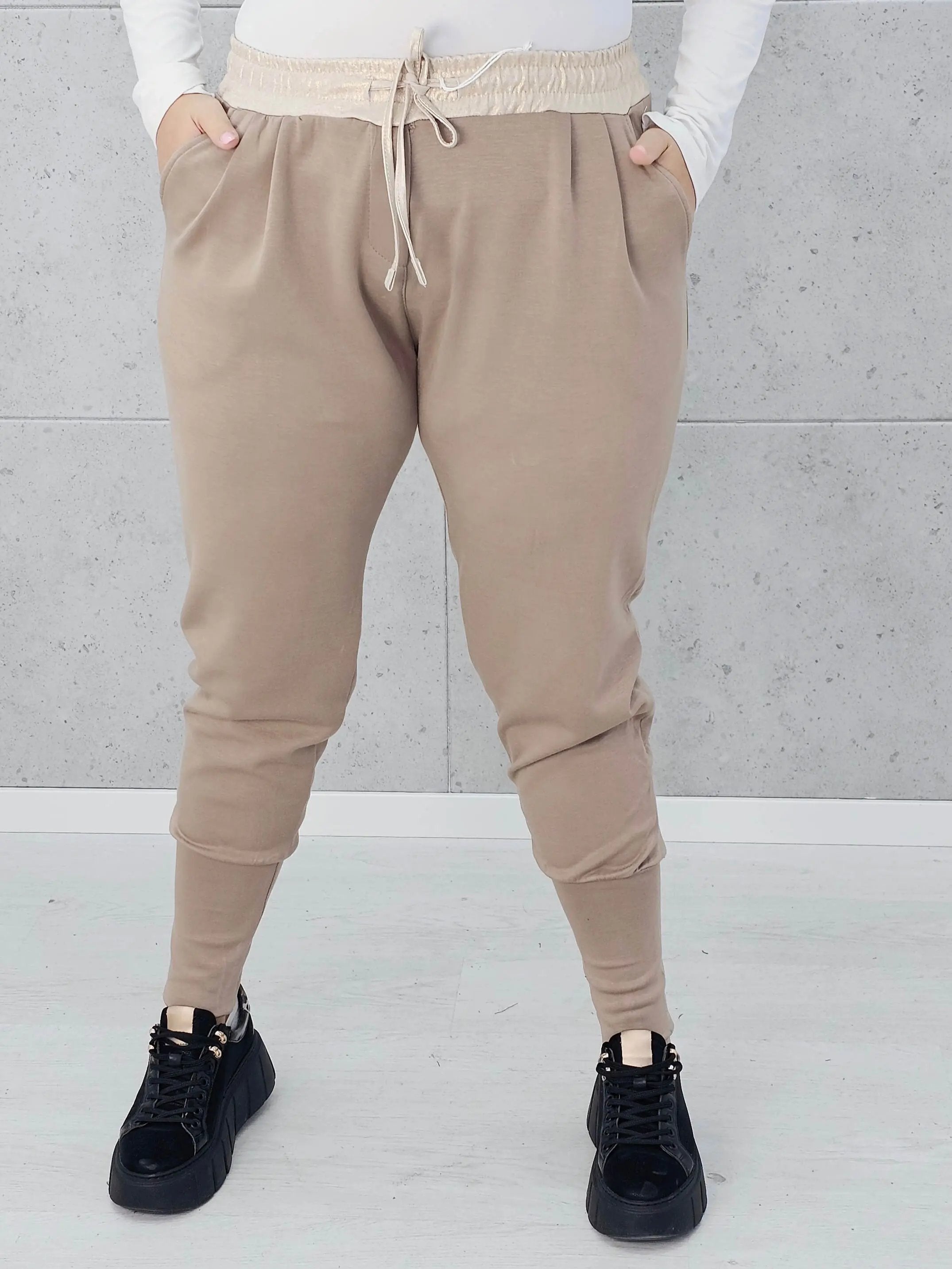 Stylowe i Wygodne Spodnie Dresowe z Kontrastowym Pasem Stylowa XL