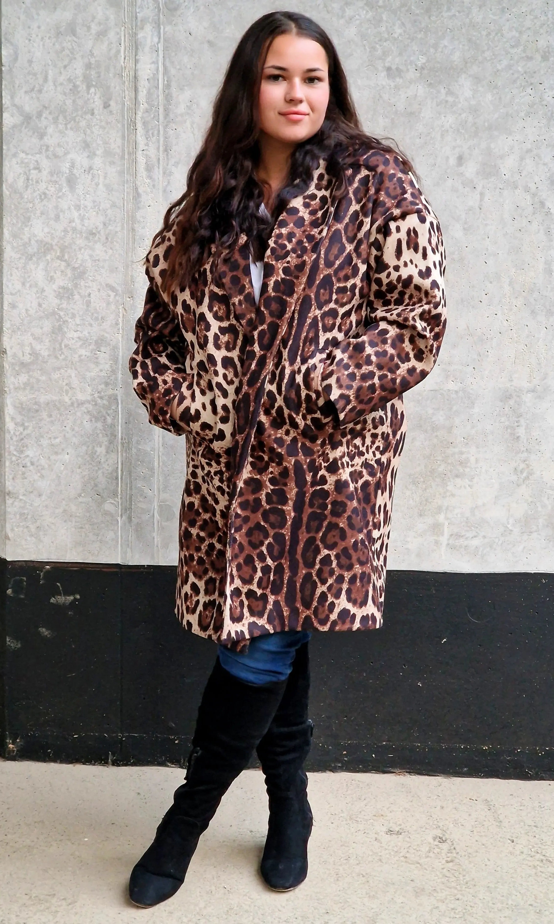Stylowy płaszcz damski w panterkę – elegancja z odrobiną dzikości Stylowa XL