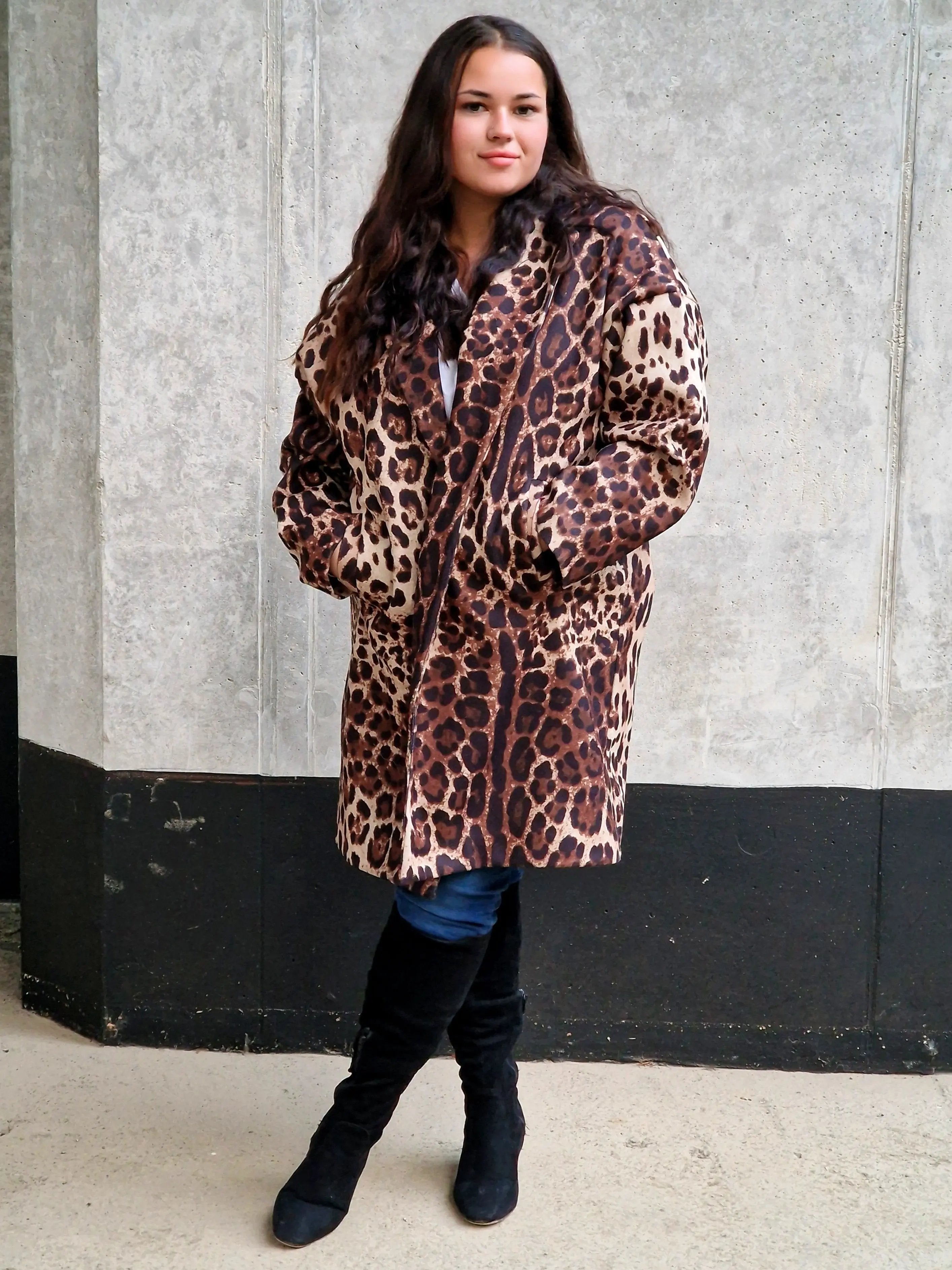 Stylowy płaszcz damski w panterkę – elegancja z odrobiną dzikości Stylowa XL