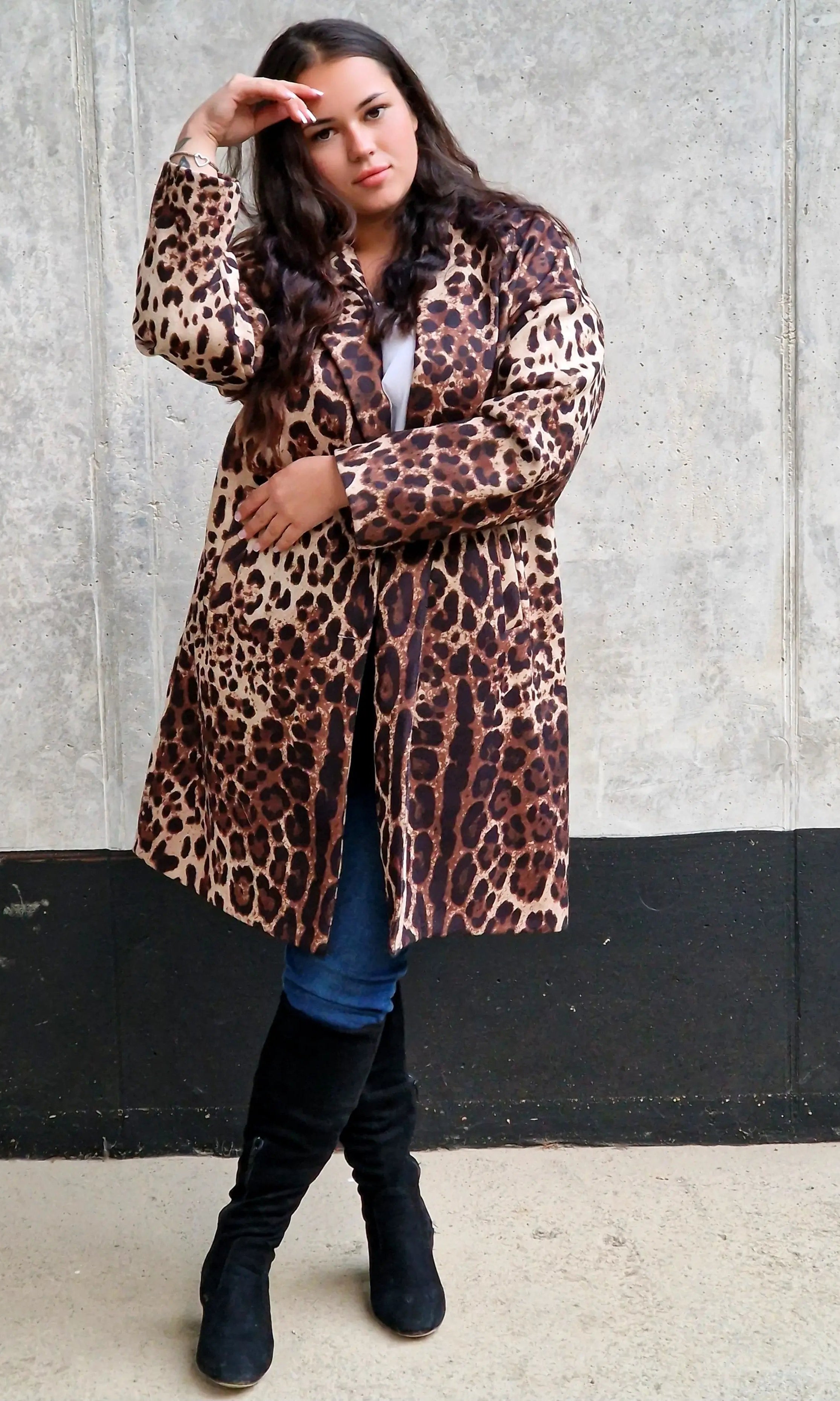 Stylowy płaszcz damski w panterkę – elegancja z odrobiną dzikości Stylowa XL