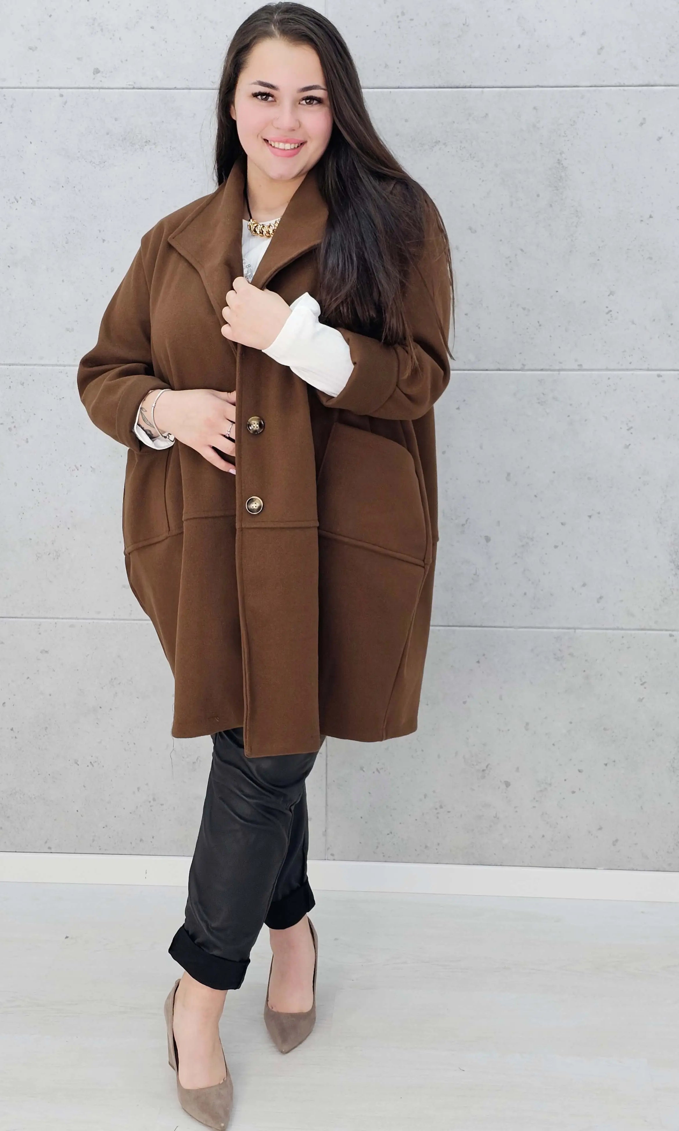 Stylowy płaszcz plus size – elegancki, ciepły i wygodny model XXL na chłodniejsze dni Stylowa XL