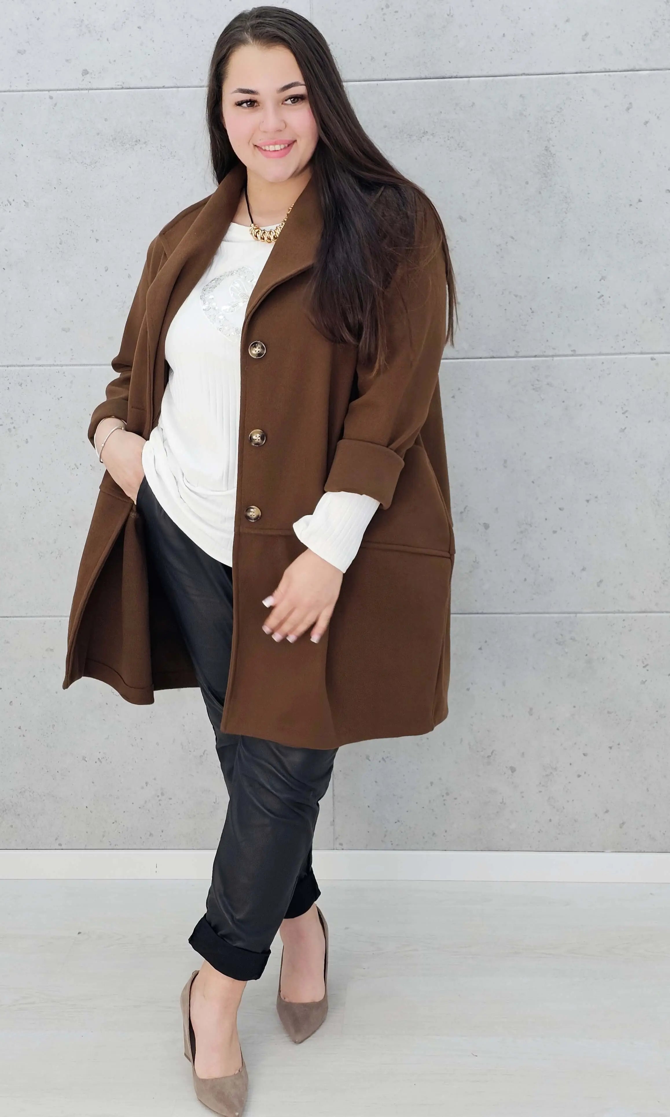 Stylowy płaszcz plus size – elegancki, ciepły i wygodny model XXL na chłodniejsze dni Stylowa XL