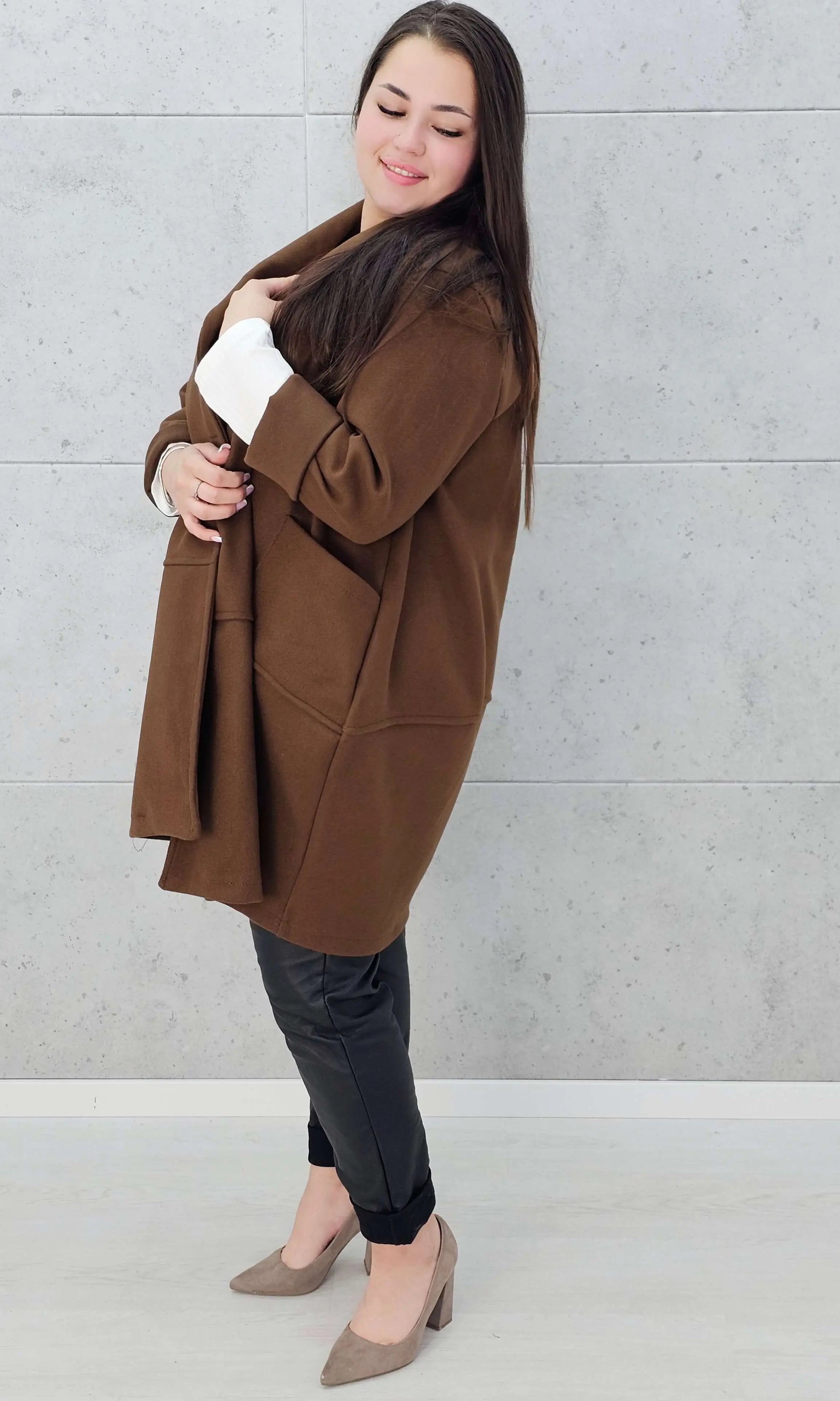 Stylowy płaszcz plus size – elegancki, ciepły i wygodny model XXL na chłodniejsze dni Stylowa XL