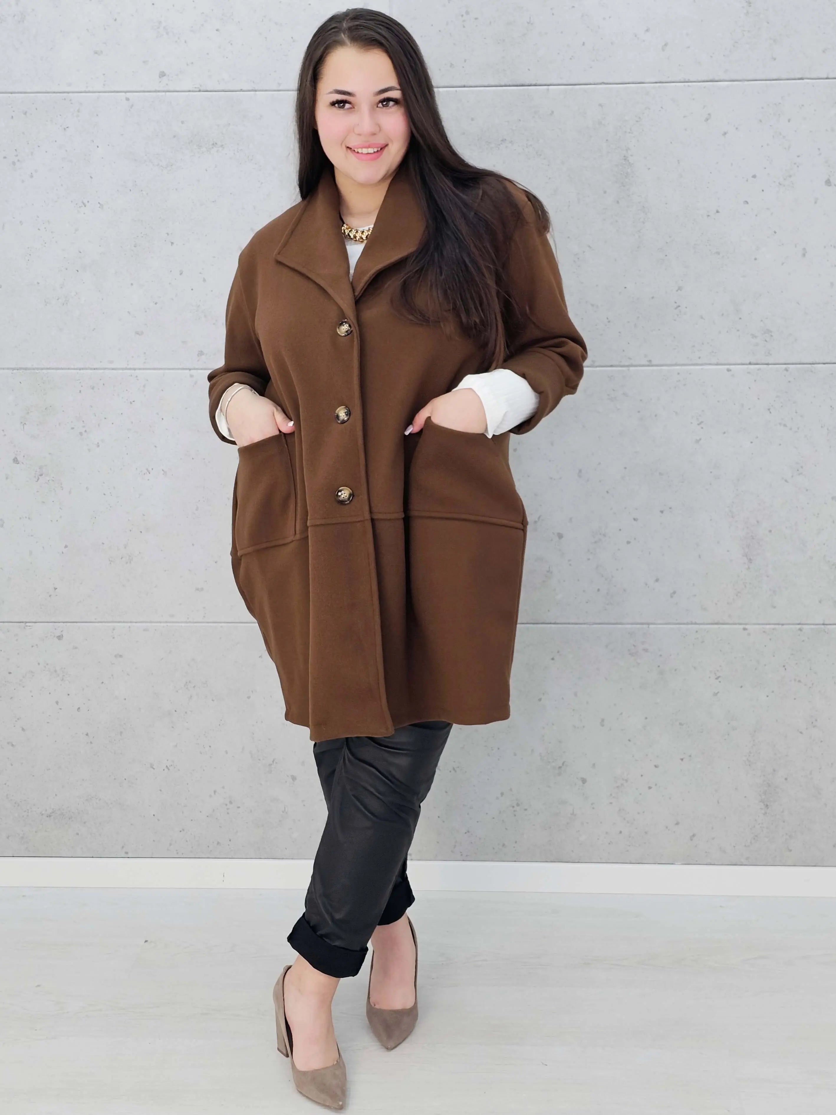 Stylowy płaszcz plus size – elegancki, ciepły i wygodny model XXL na chłodniejsze dni Stylowa XL