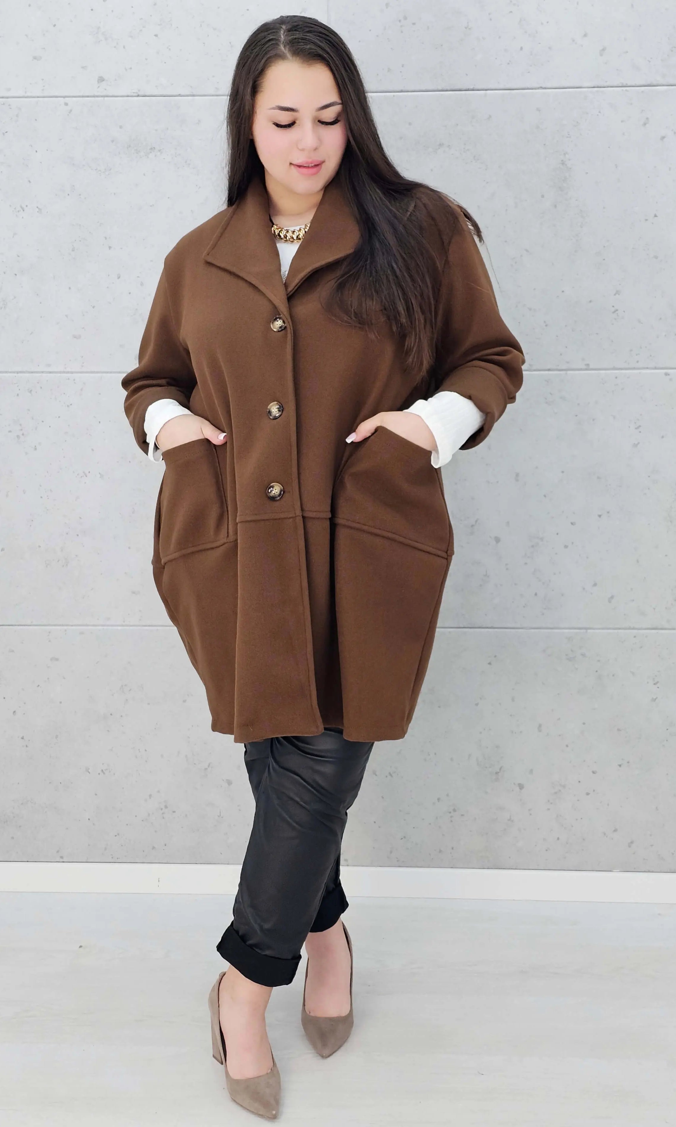 Stylowy płaszcz plus size – elegancki, ciepły i wygodny model XXL na chłodniejsze dni Stylowa XL