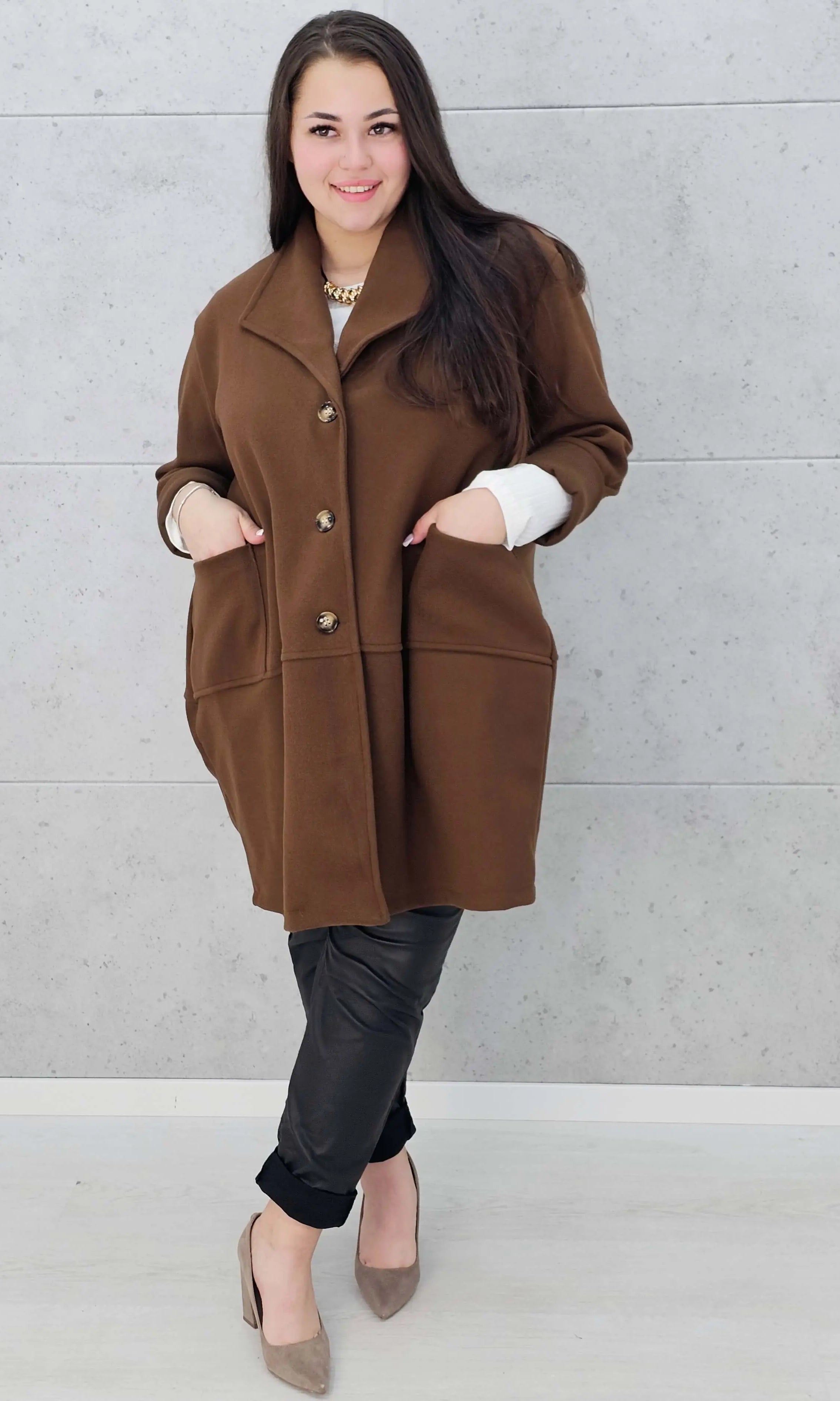 Stylowy płaszcz plus size – elegancki, ciepły i wygodny model XXL na chłodniejsze dni Stylowa XL