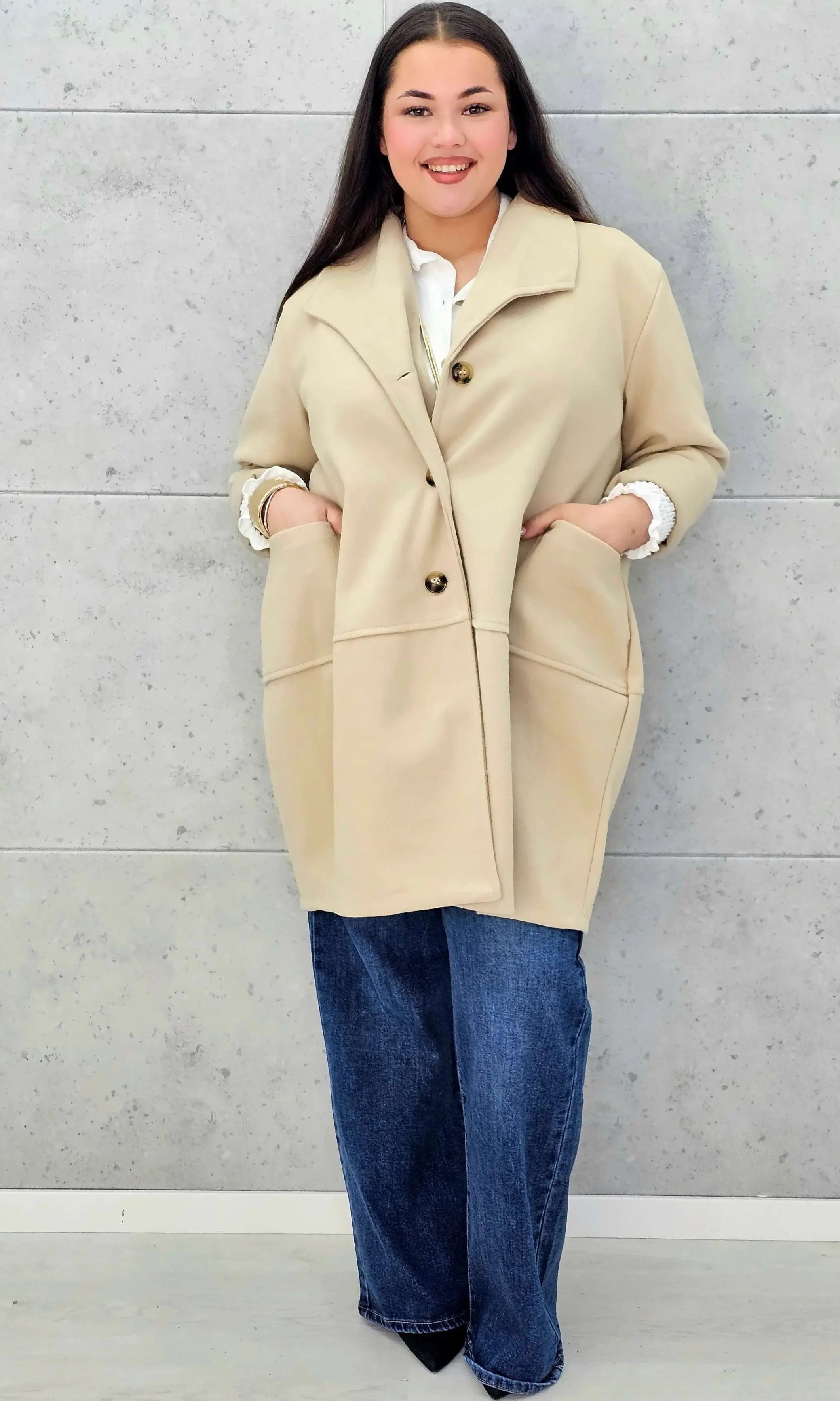 Stylowy płaszcz plus size – elegancki, ciepły i wygodny model XXL na chłodniejsze dni Stylowa XL