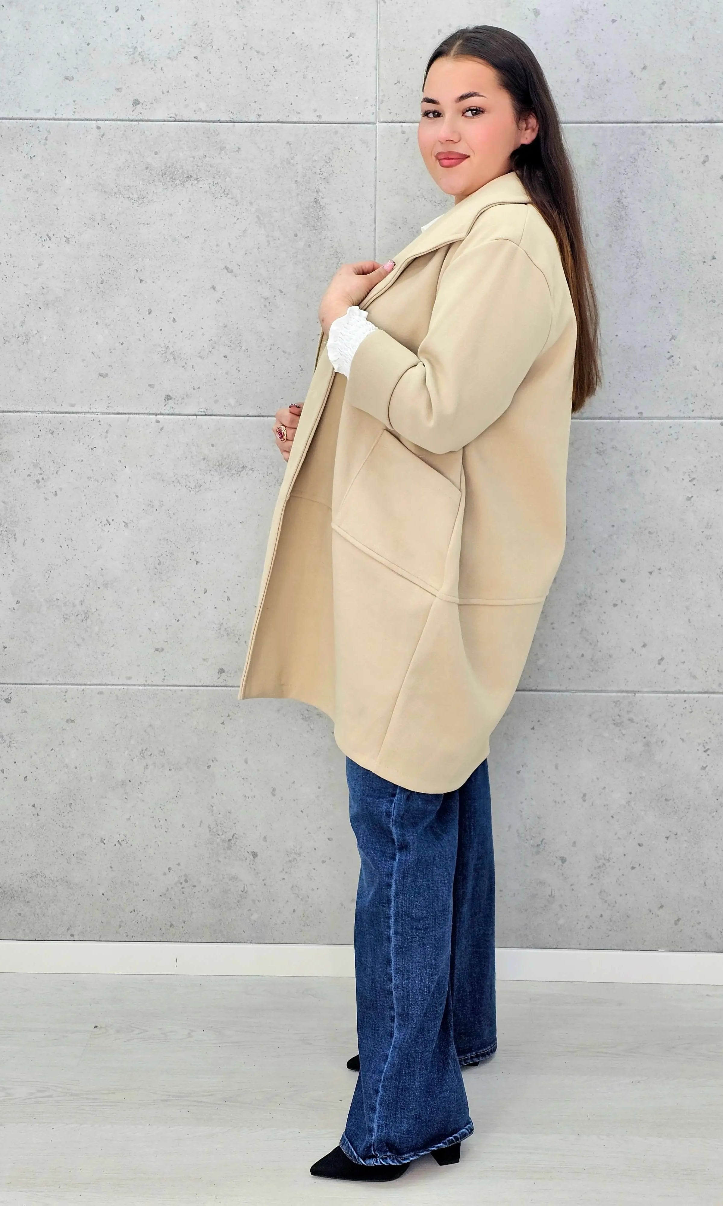 Stylowy płaszcz plus size – elegancki, ciepły i wygodny model XXL na chłodniejsze dni Stylowa XL