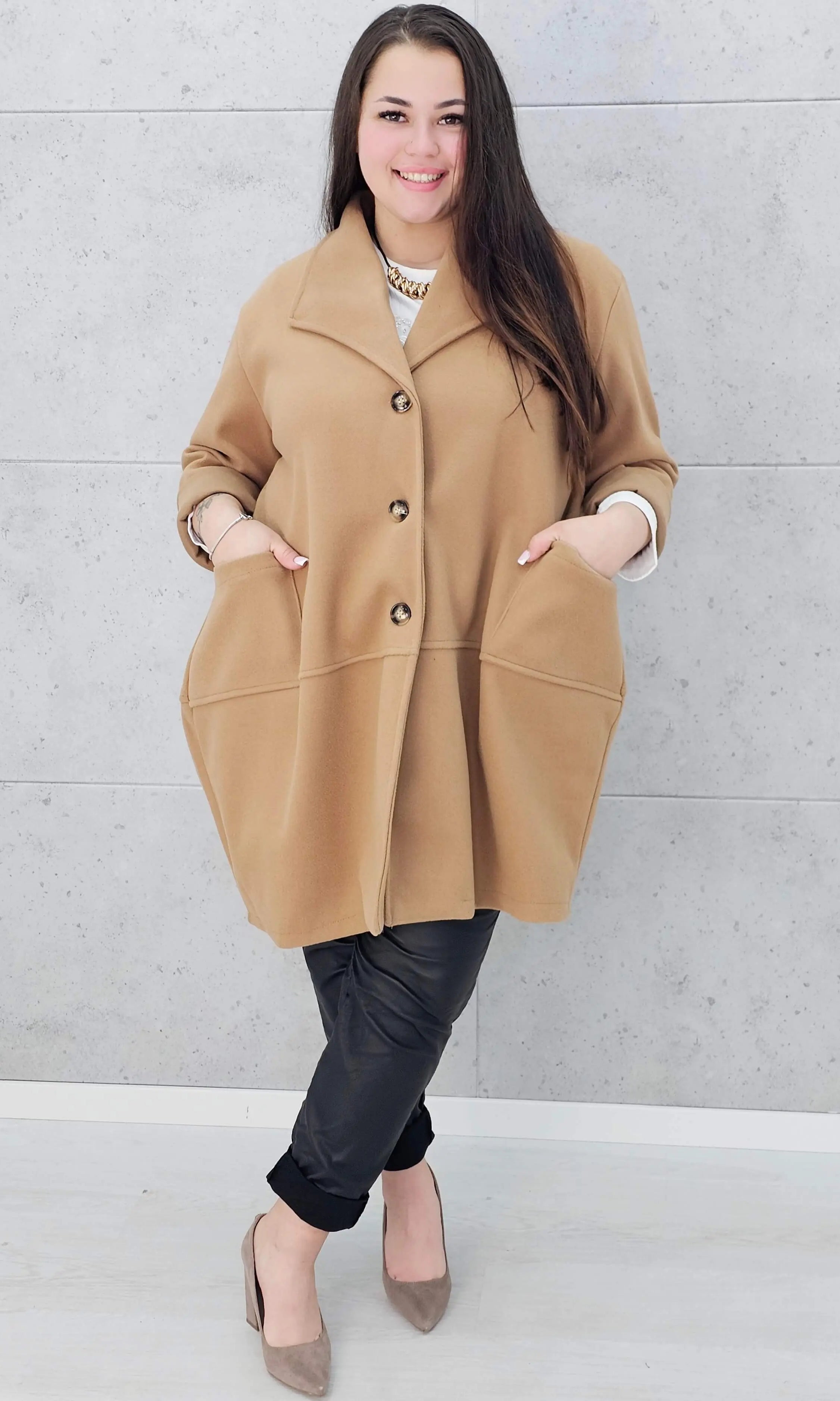 Stylowy płaszcz plus size – elegancki, ciepły i wygodny model XXL na chłodniejsze dni Stylowa XL