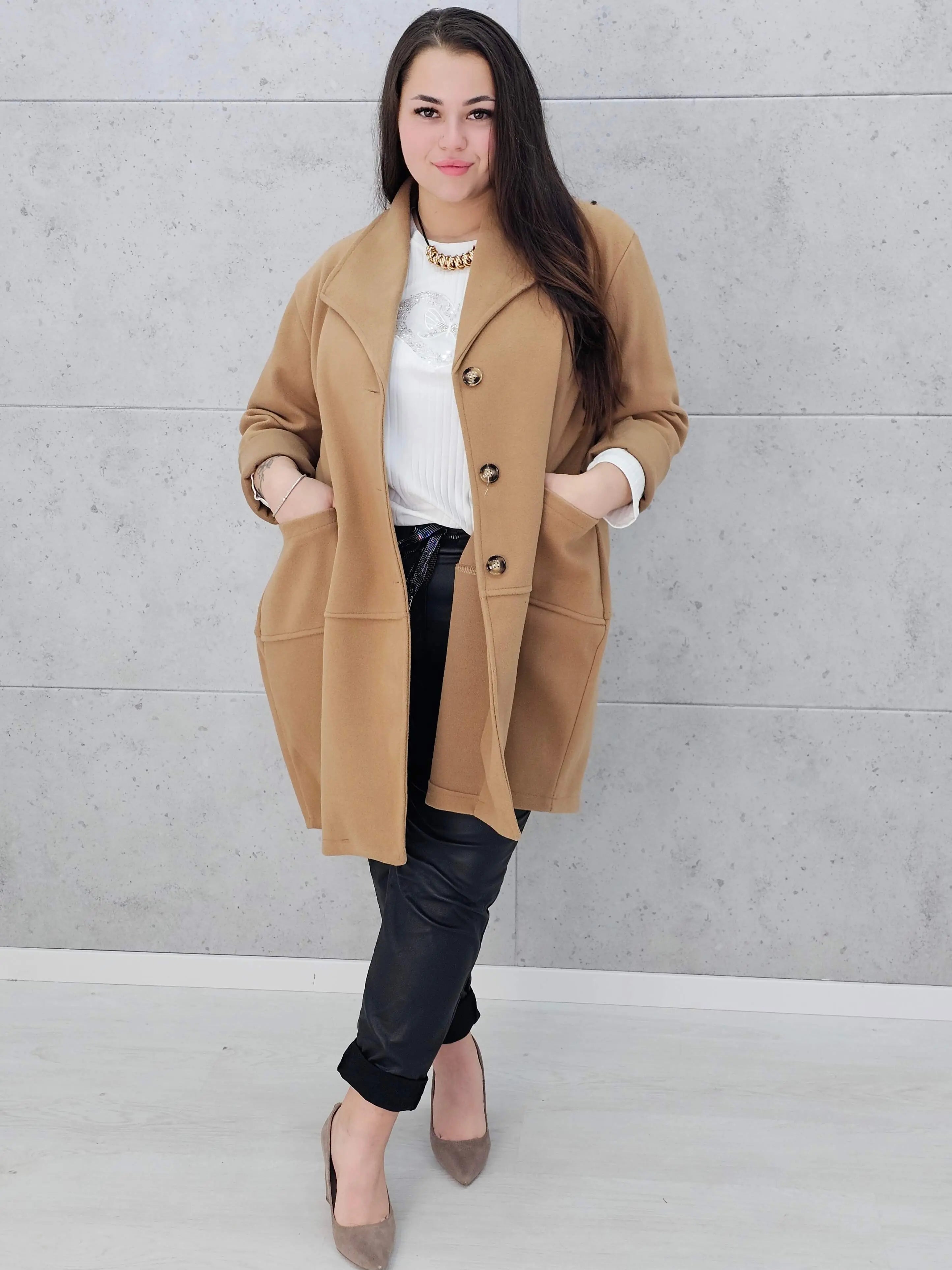 Stylowy płaszcz plus size – elegancki, ciepły i wygodny model XXL na chłodniejsze dni Stylowa XL