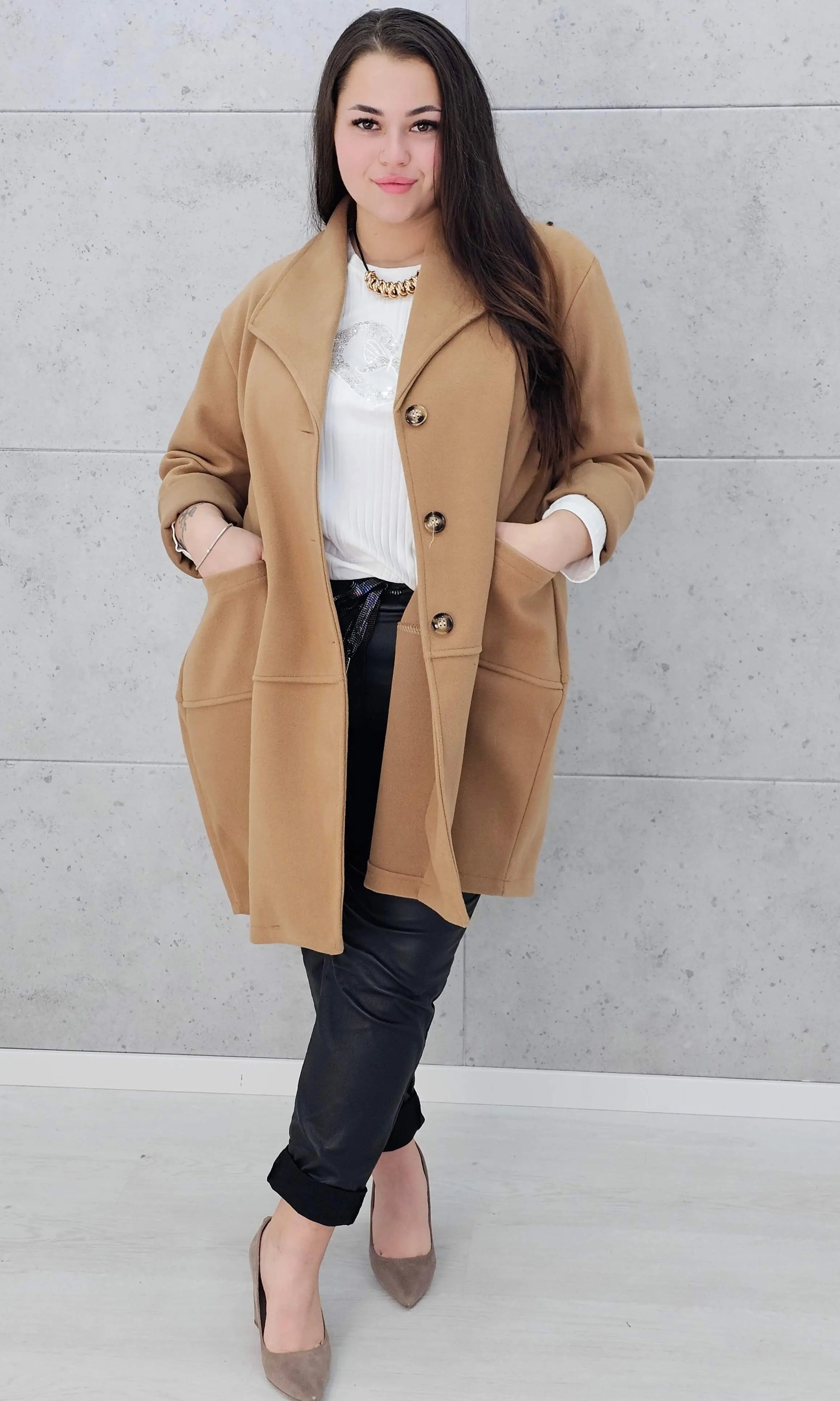 Stylowy płaszcz plus size – elegancki, ciepły i wygodny model XXL na chłodniejsze dni Stylowa XL