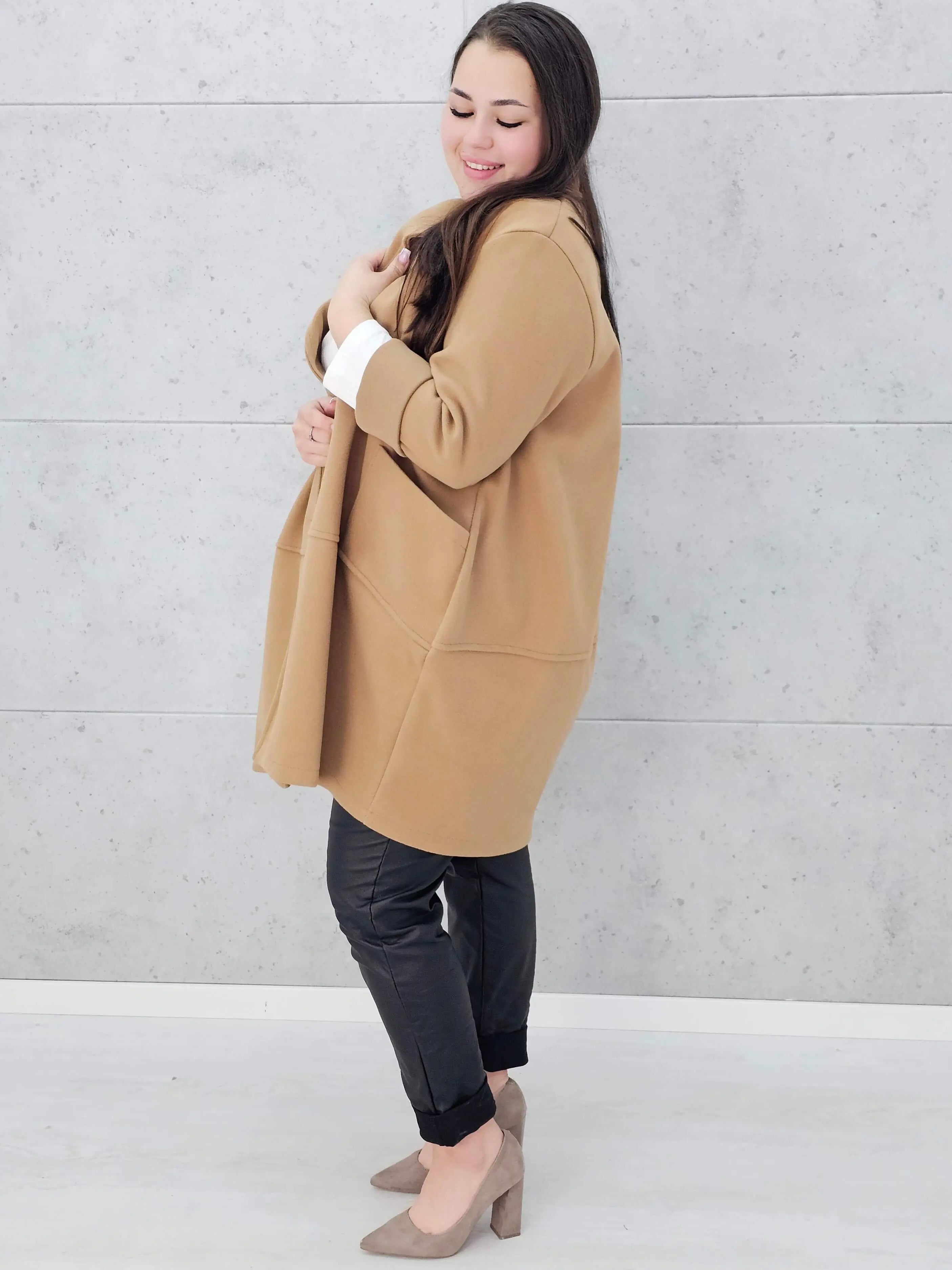 Stylowy płaszcz plus size – elegancki, ciepły i wygodny model XXL na chłodniejsze dni Stylowa XL