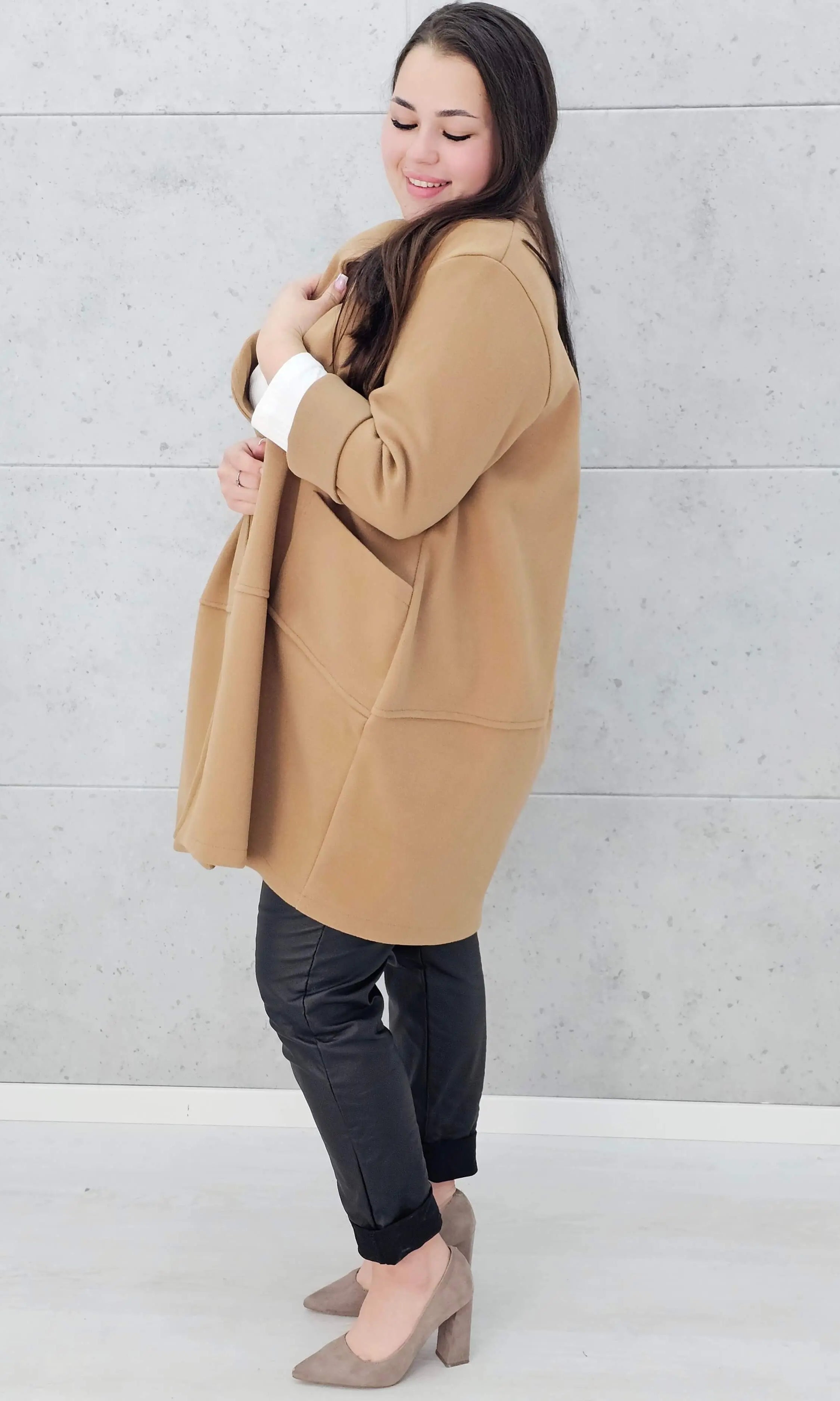 Stylowy płaszcz plus size – elegancki, ciepły i wygodny model XXL na chłodniejsze dni Stylowa XL