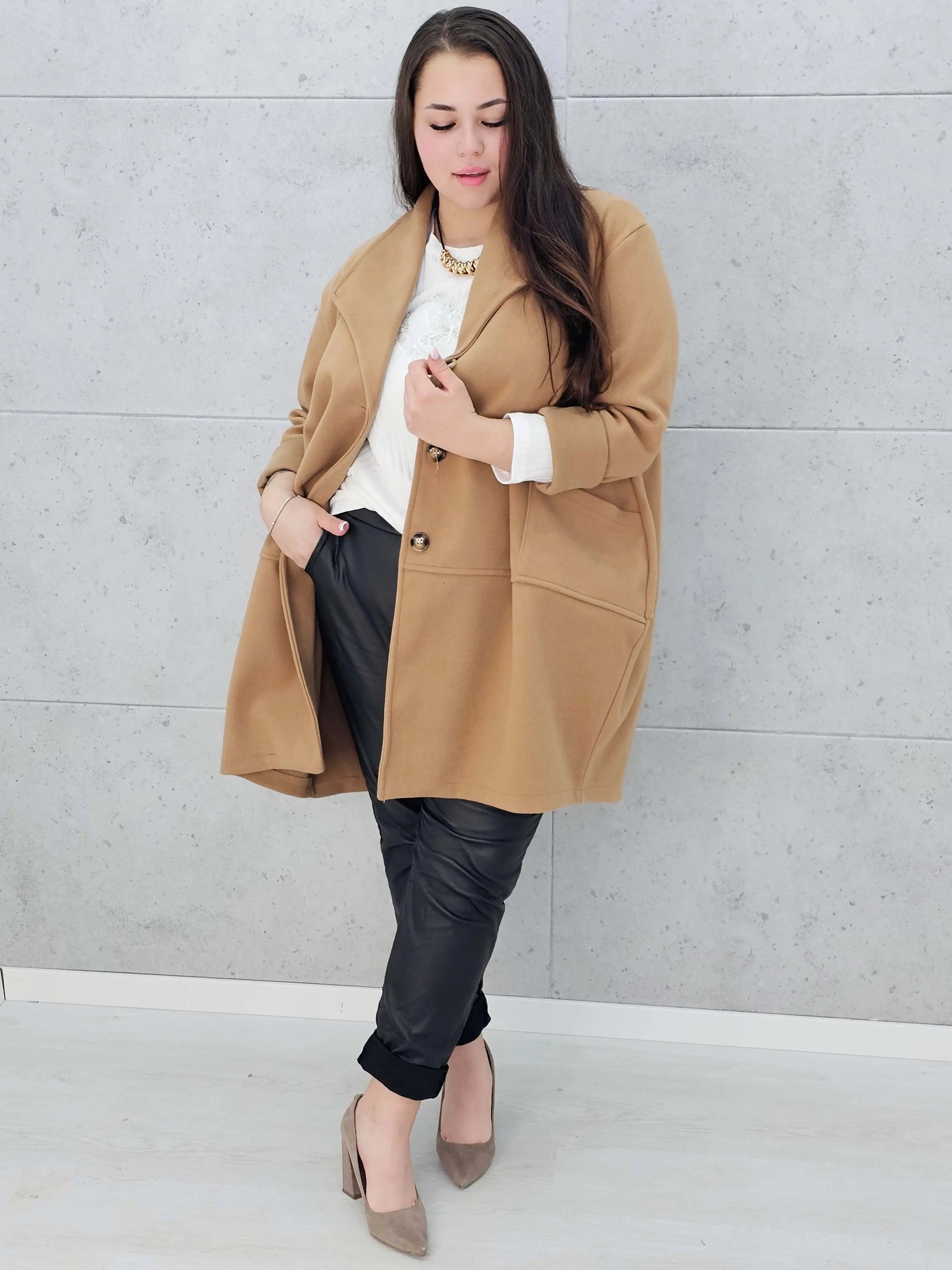 Stylowy płaszcz plus size – elegancki, ciepły i wygodny model XXL na chłodniejsze dni Stylowa XL