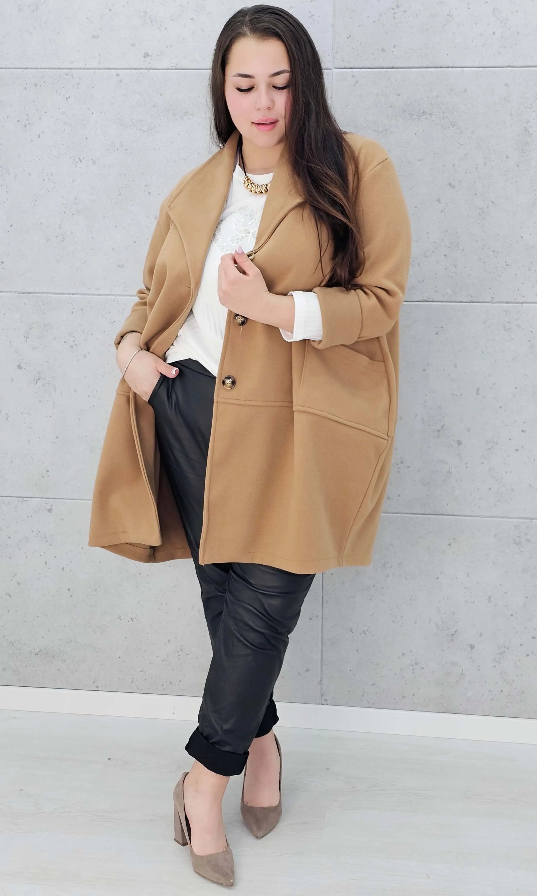 Stylowy płaszcz plus size – elegancki, ciepły i wygodny model XXL na chłodniejsze dni Stylowa XL