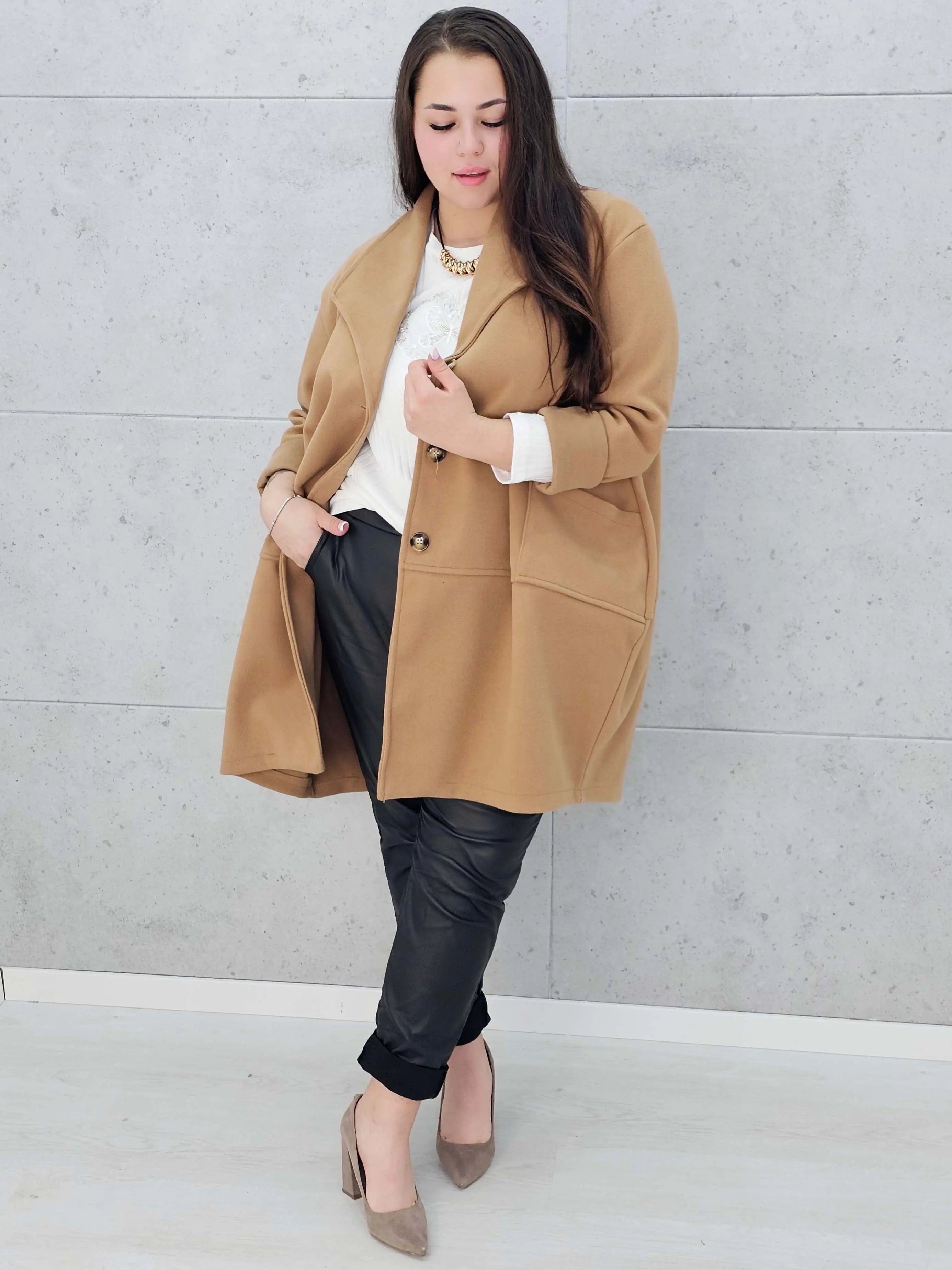 Stylowy płaszcz plus size – elegancki, ciepły i wygodny model XXL na chłodniejsze dni Stylowa XL