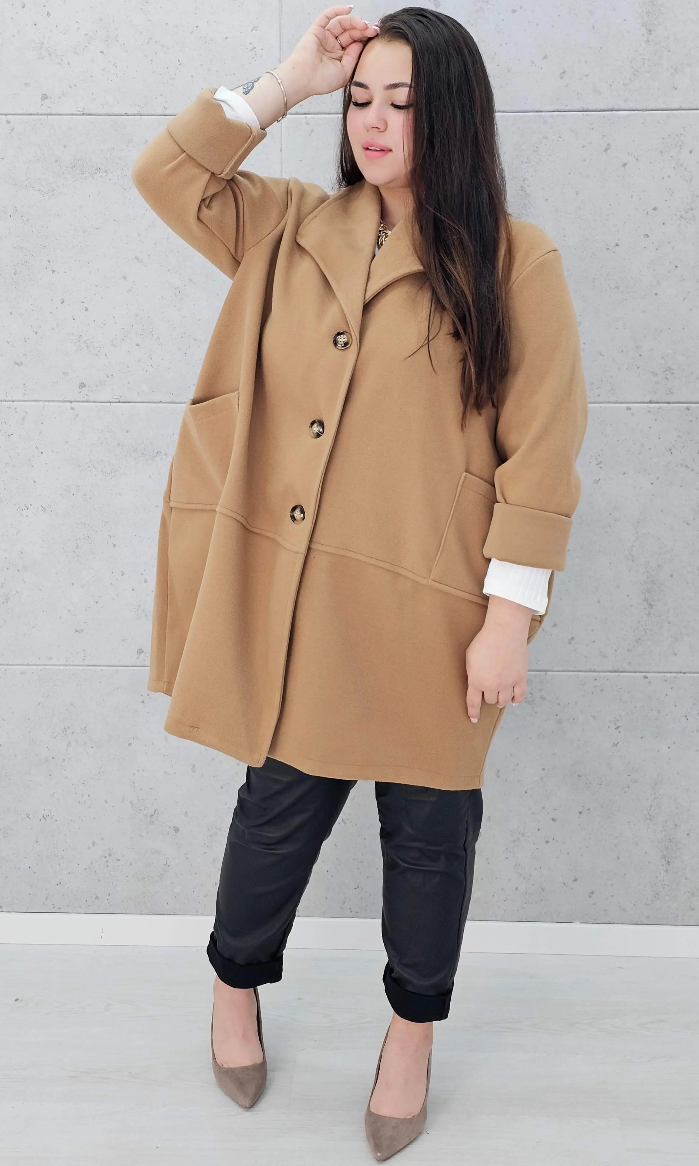 Stylowy płaszcz plus size – elegancki, ciepły i wygodny model XXL na chłodniejsze dni Stylowa XL