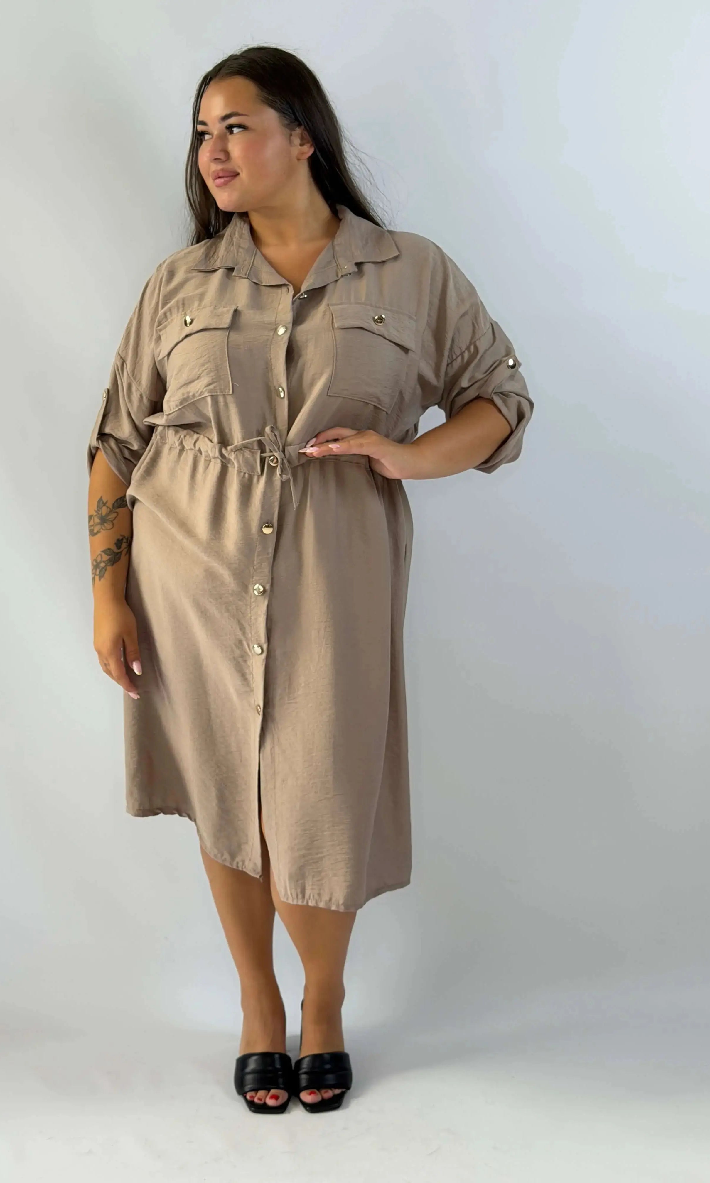 Sukienka Koszulowa Plus Size – Stylowa I Komfortowa Propozycja W Nowoczesnym Wydaniu Stylowa XL