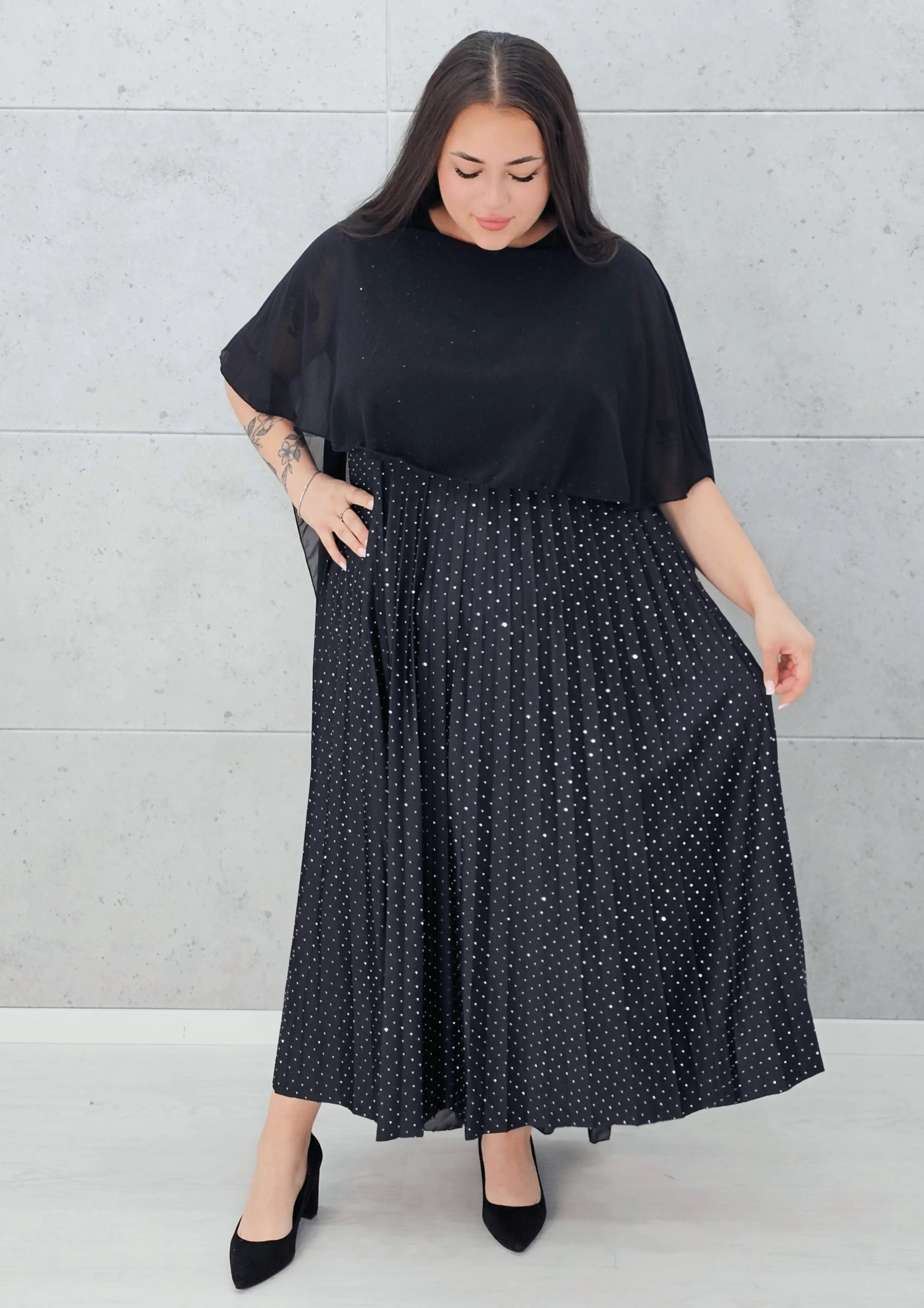 Sukienka Plus Size Z Peleryną I Plisowanym Dołem Elegancka Stylowa XL