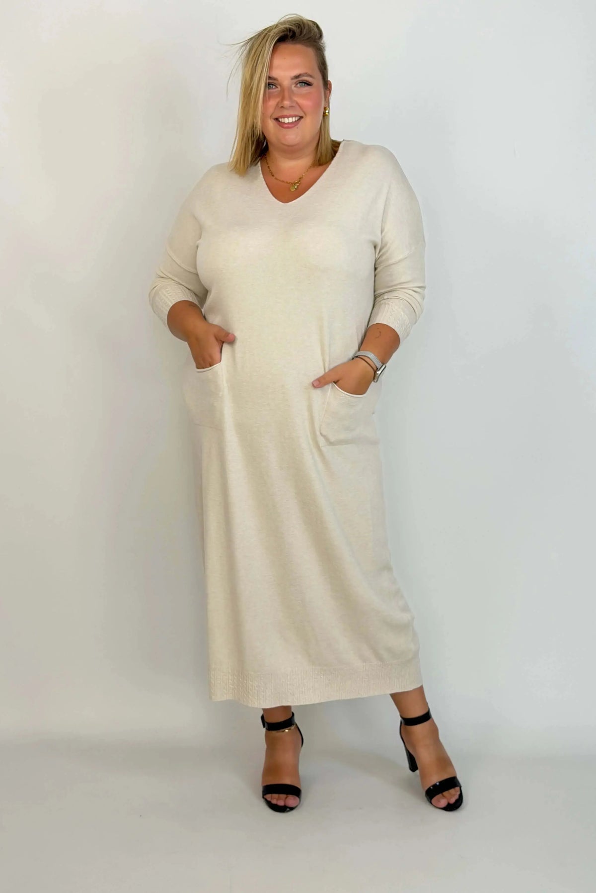 Sukienka Plus Size maxi z kieszeniami – kobieca wygoda w pięknym wydaniu Stylowa XL