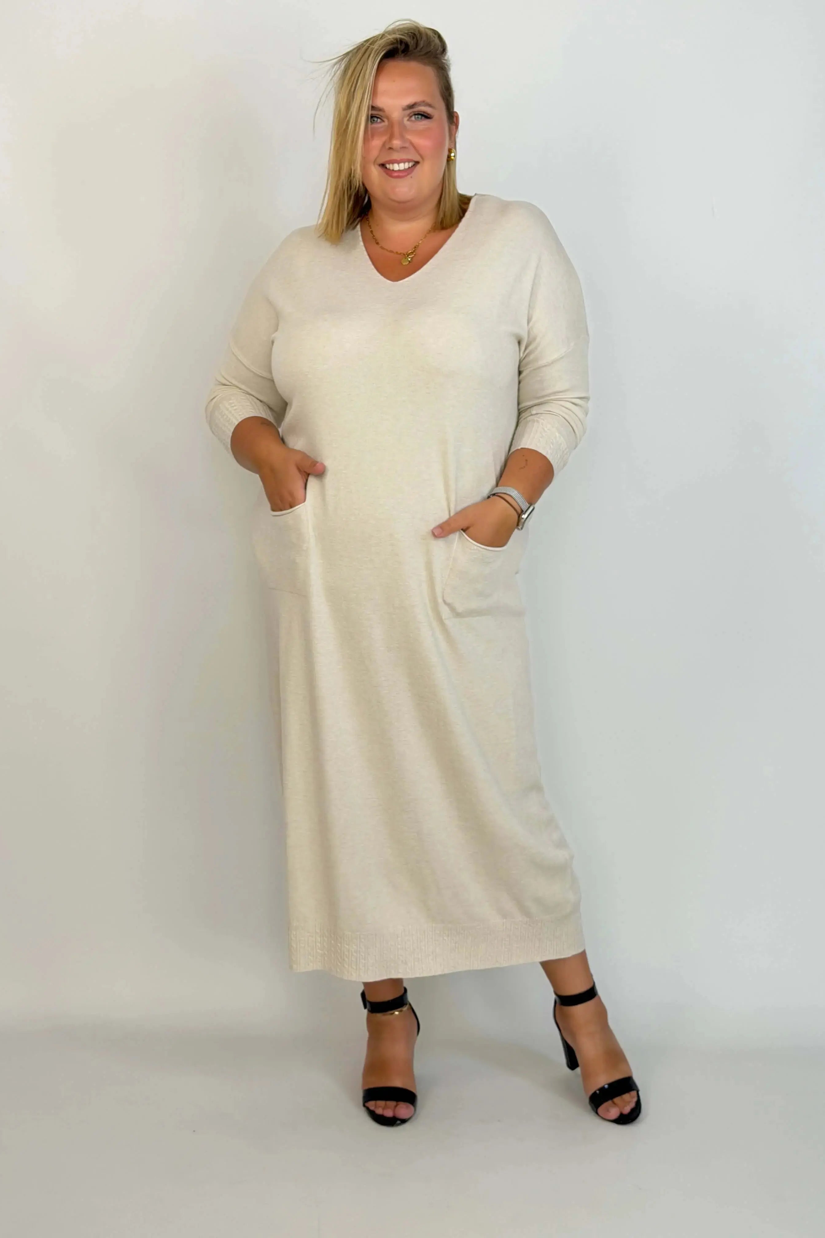 Sukienka Plus Size maxi z kieszeniami – kobieca wygoda w pięknym wydaniu Stylowa XL