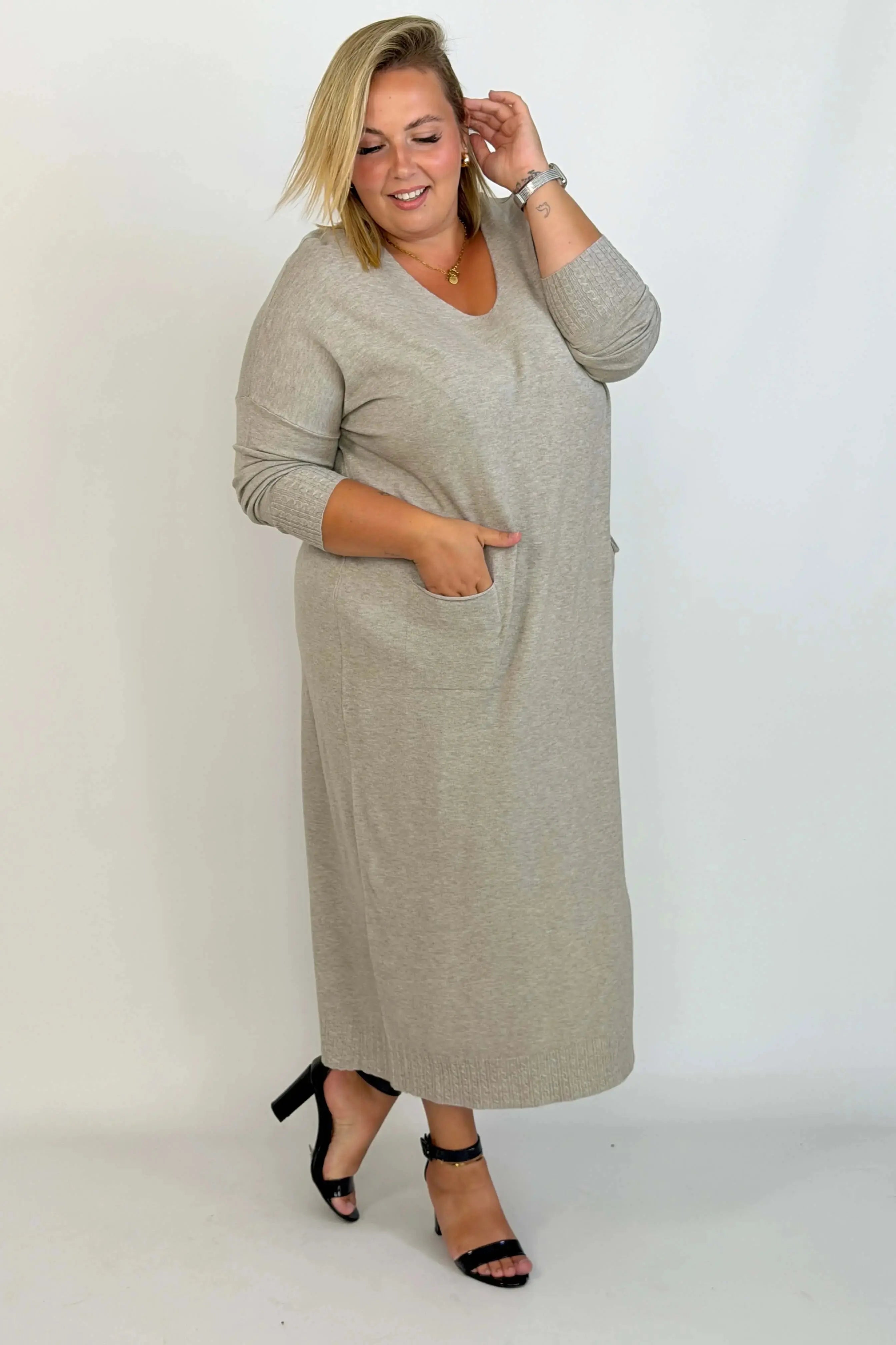 Sukienka Plus Size maxi z kieszeniami – kobieca wygoda w pięknym wydaniu Stylowa XL