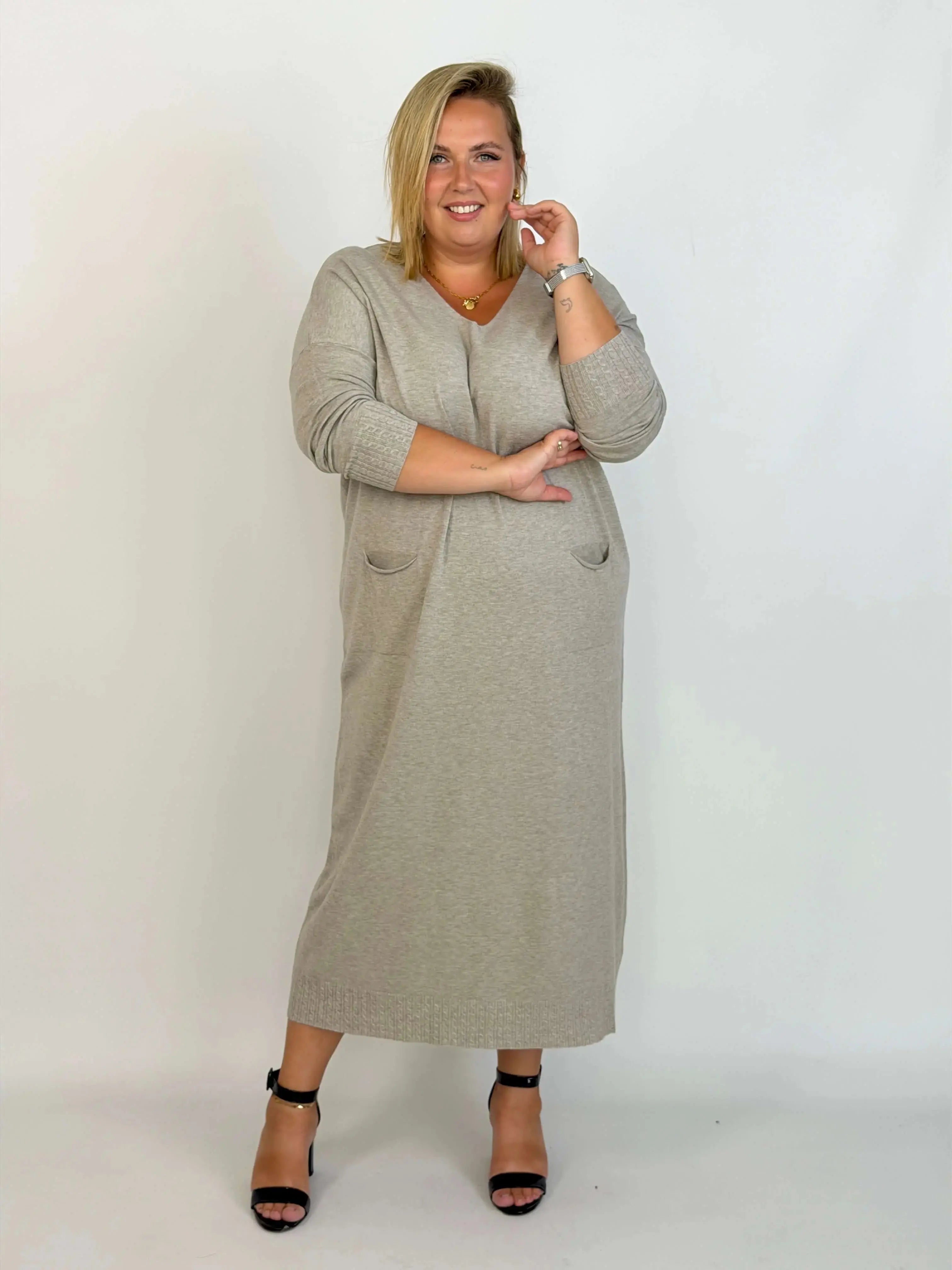 Sukienka Plus Size maxi z kieszeniami – kobieca wygoda w pięknym wydaniu Stylowa XL