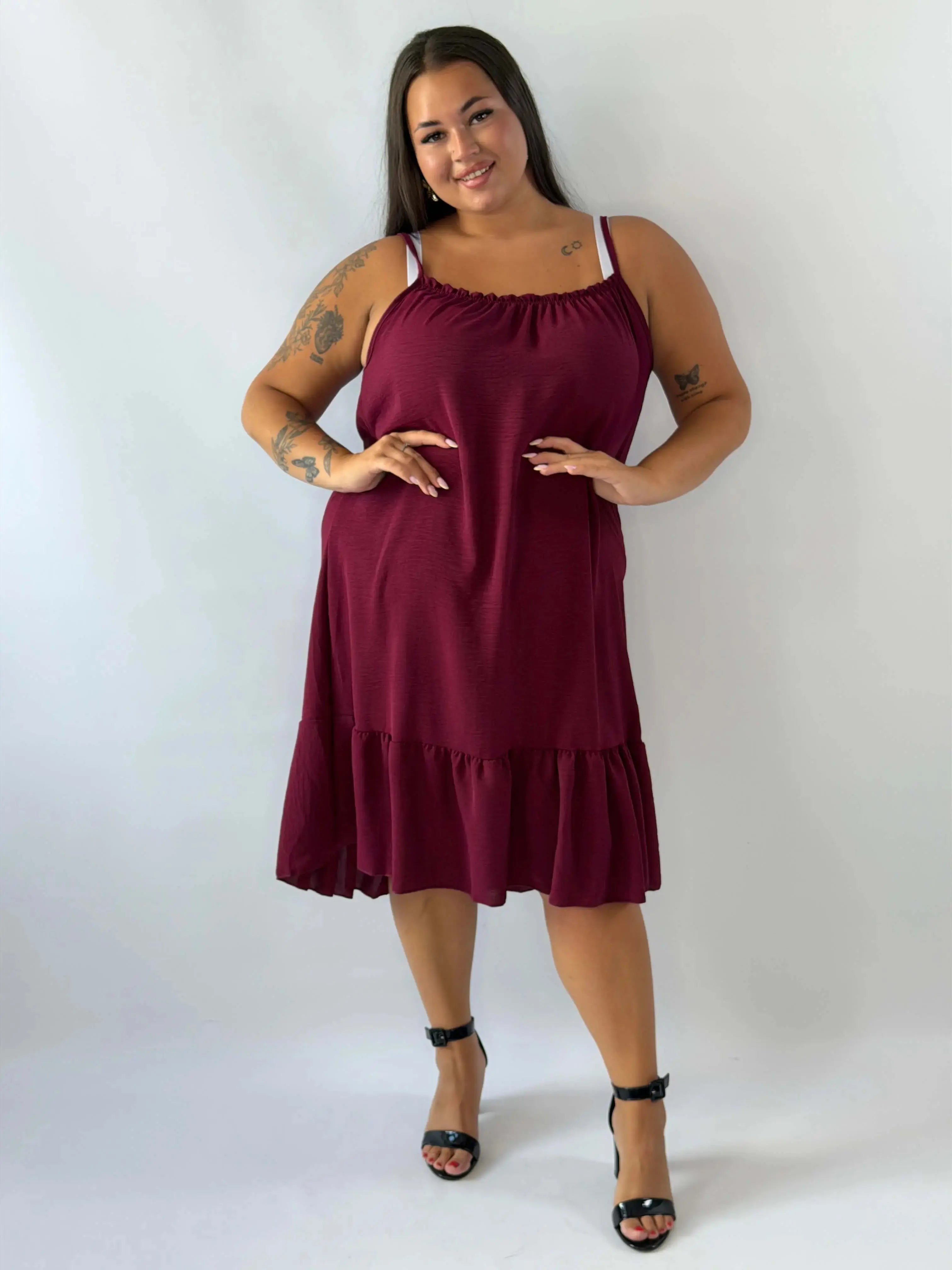 Sukienka Plus Size na ramiączkach z falbaną – lekka i kobieca Stylowa XL