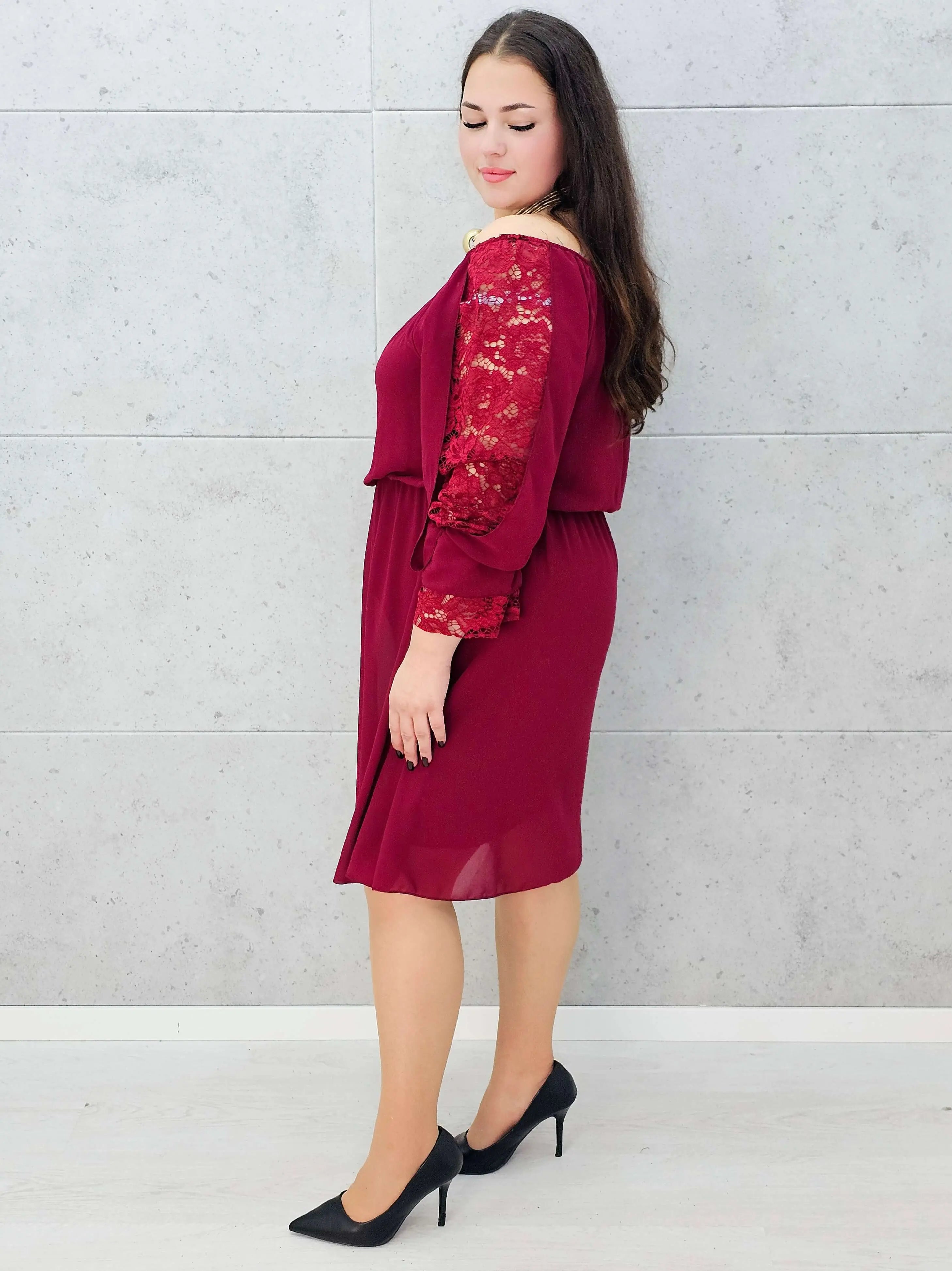 Bordowa sukienka hiszpanka plus size – Stylowa XL bokiem