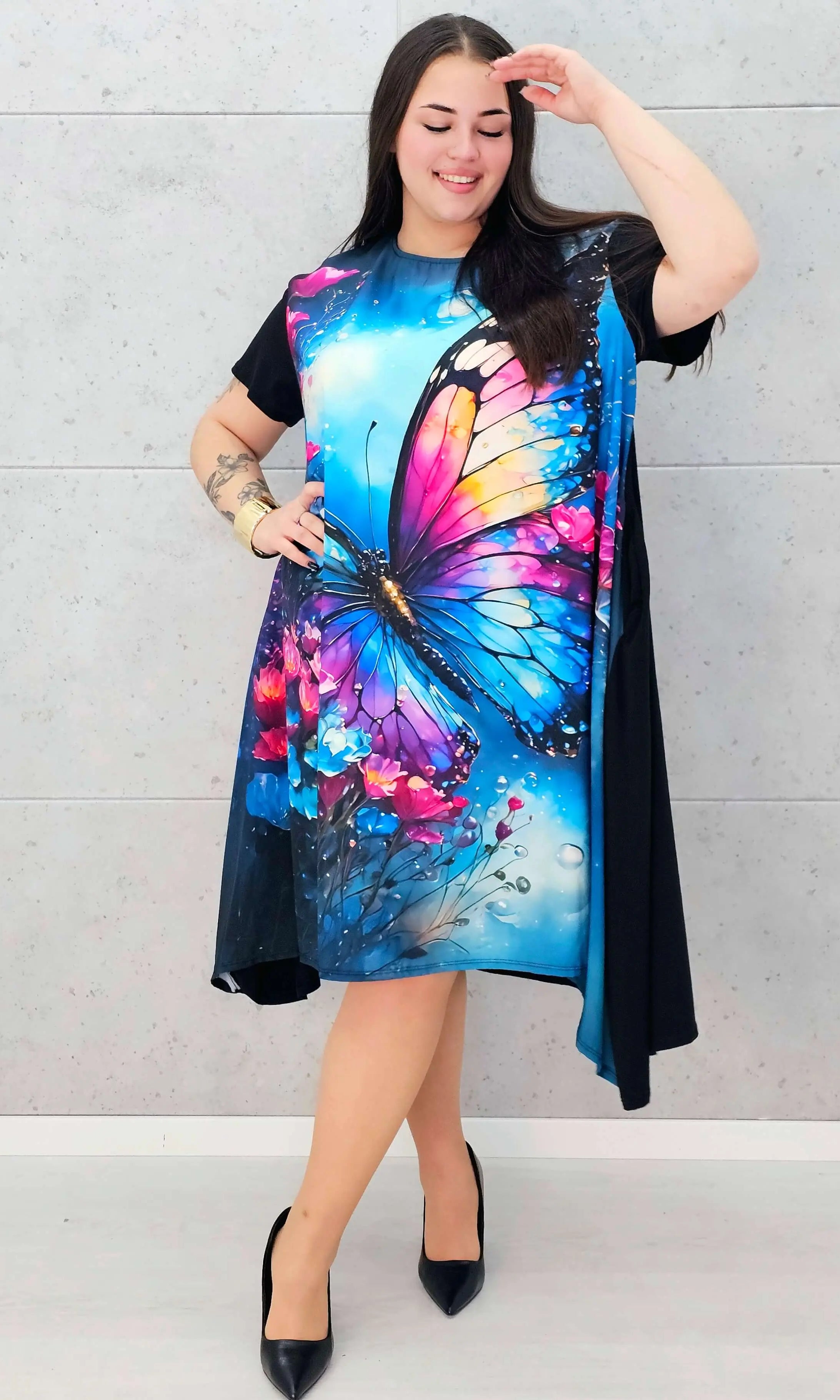 Sukienka StylowaXL z motylem – kolorowa sukienka plus size o asymetrycznym kroju Stylowa XL