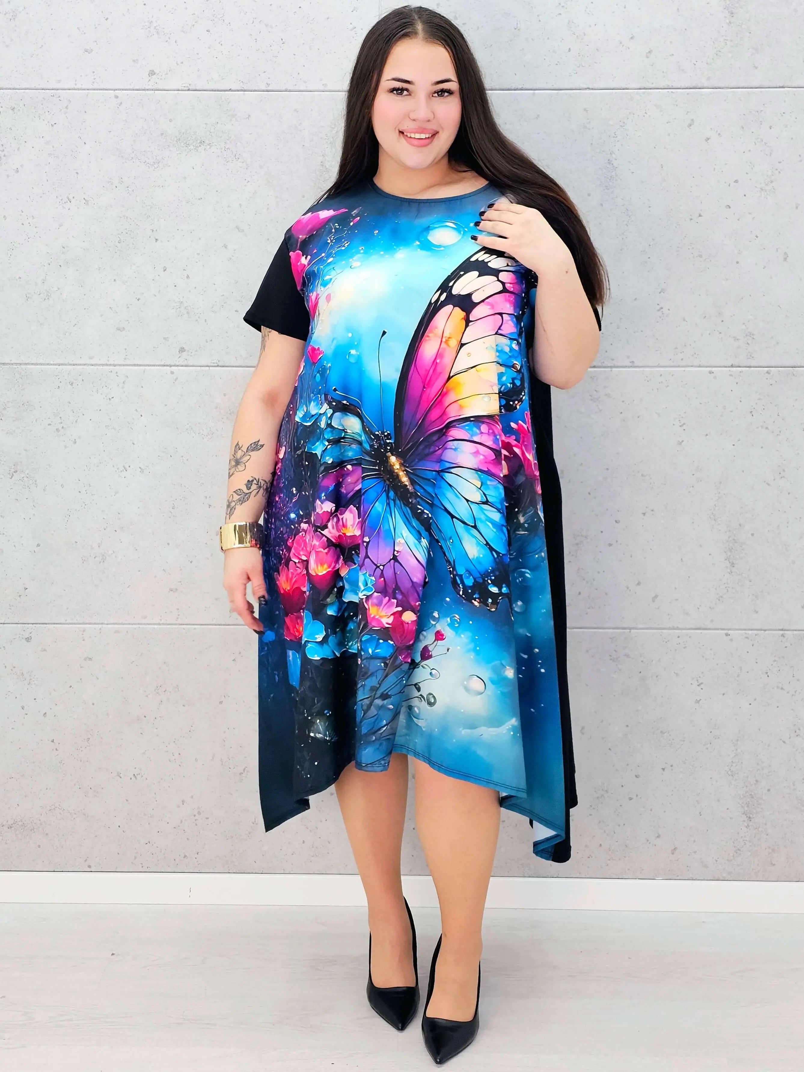 Sukienka StylowaXL z motylem – kolorowa sukienka plus size o asymetrycznym kroju Stylowa XL