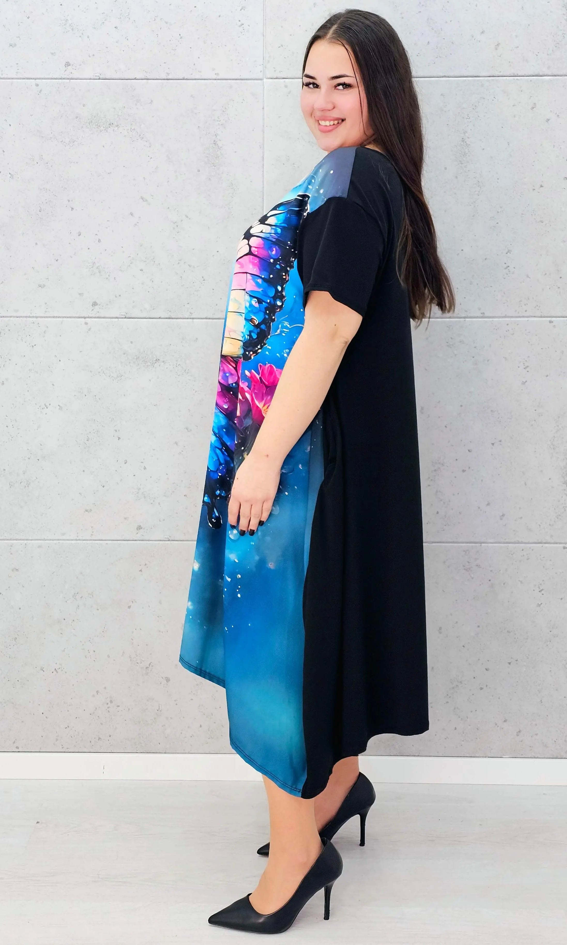 Sukienka StylowaXL z motylem – kolorowa sukienka plus size o asymetrycznym kroju Stylowa XL