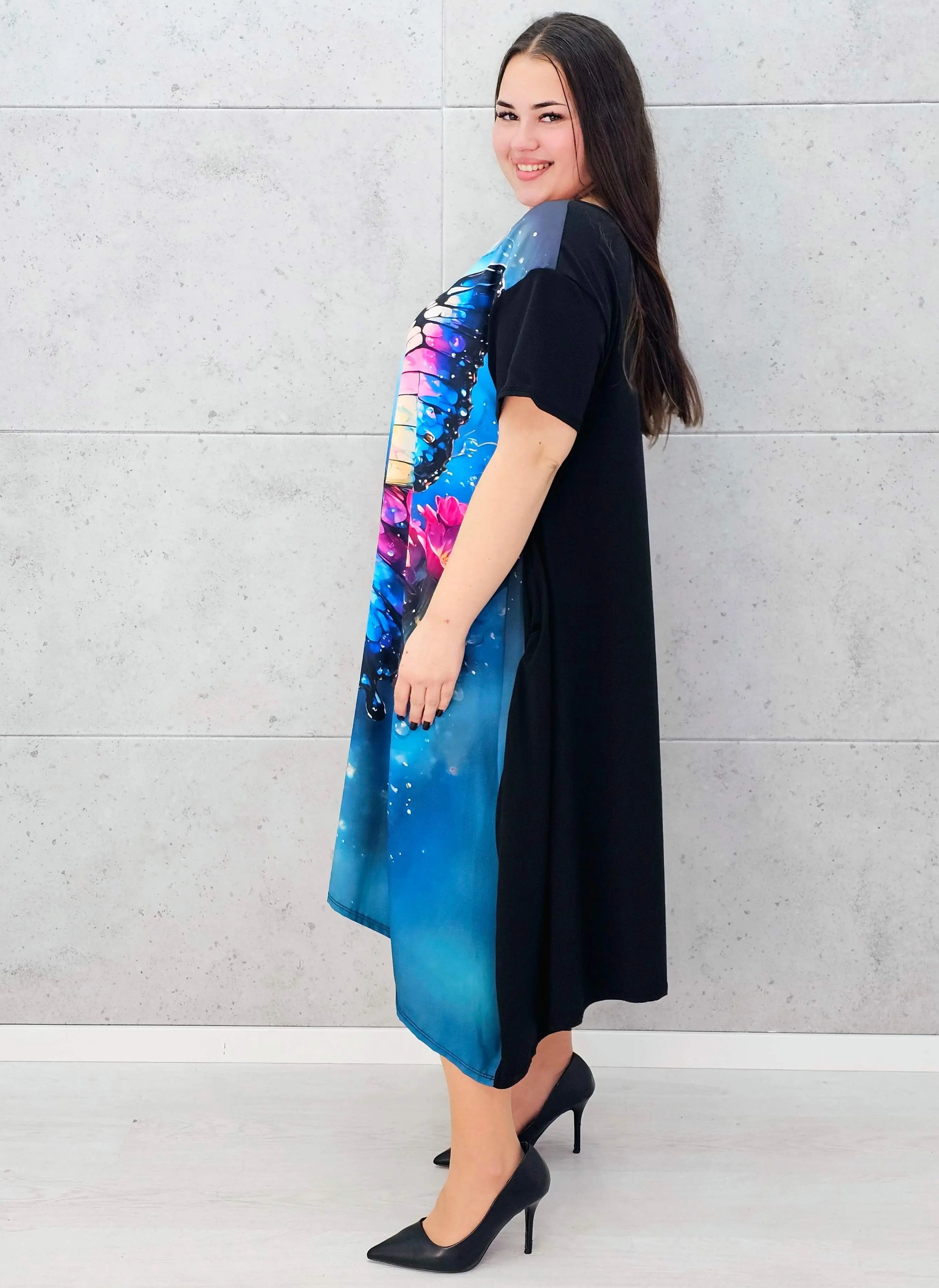Sukienka StylowaXL z motylem – kolorowa sukienka plus size o asymetrycznym kroju Stylowa XL