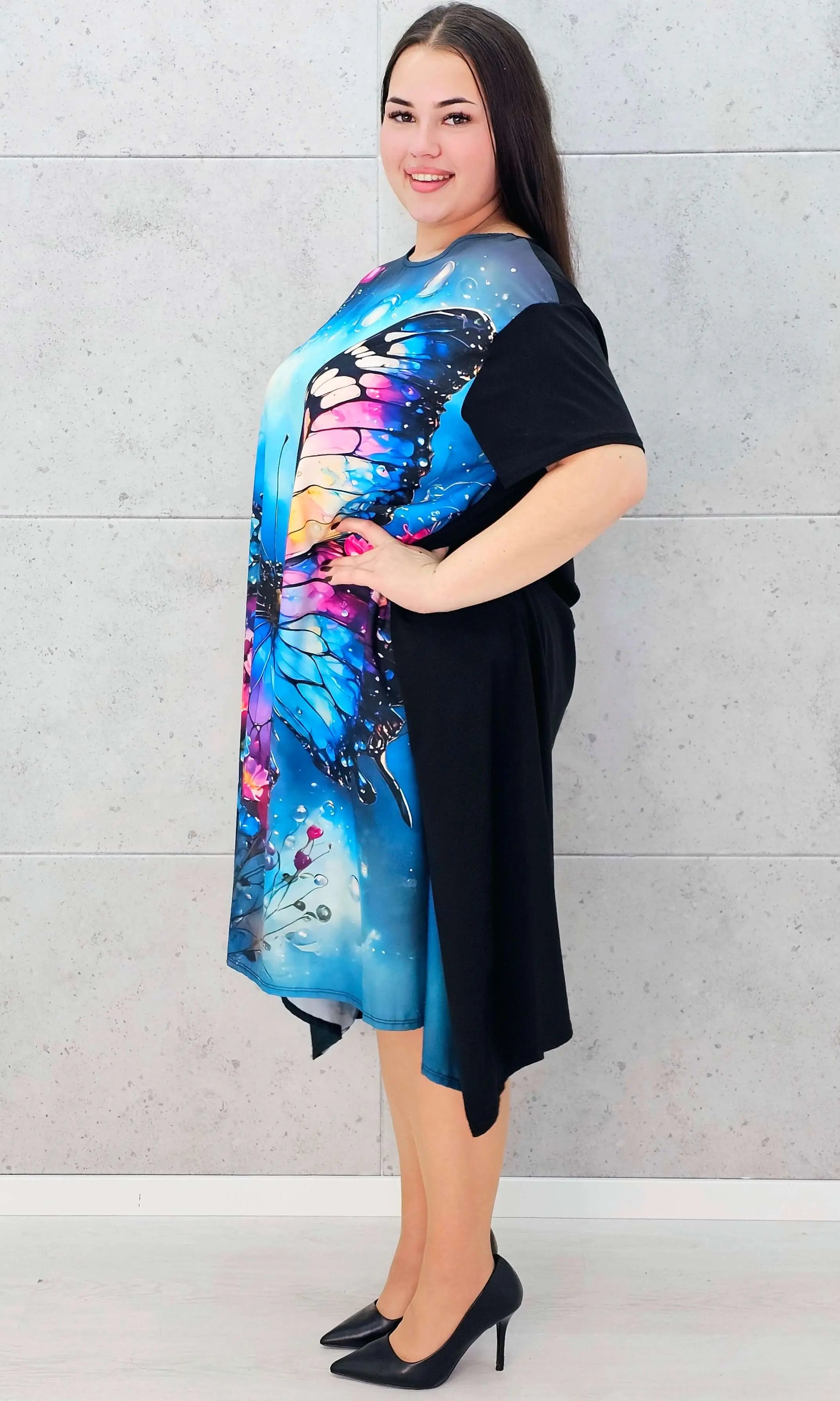 Sukienka StylowaXL z motylem – kolorowa sukienka plus size o asymetrycznym kroju Stylowa XL