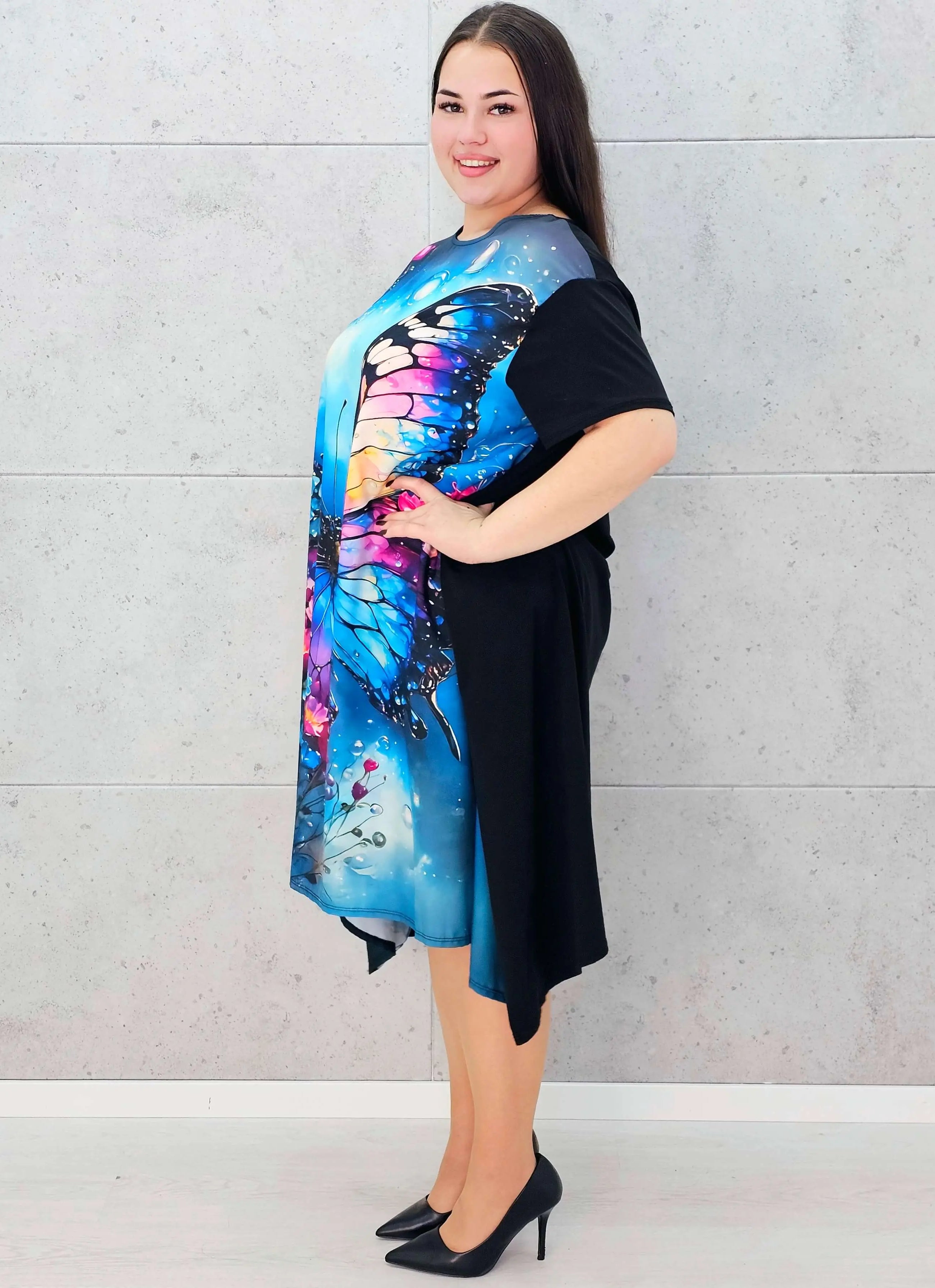 Sukienka StylowaXL z motylem – kolorowa sukienka plus size o asymetrycznym kroju Stylowa XL