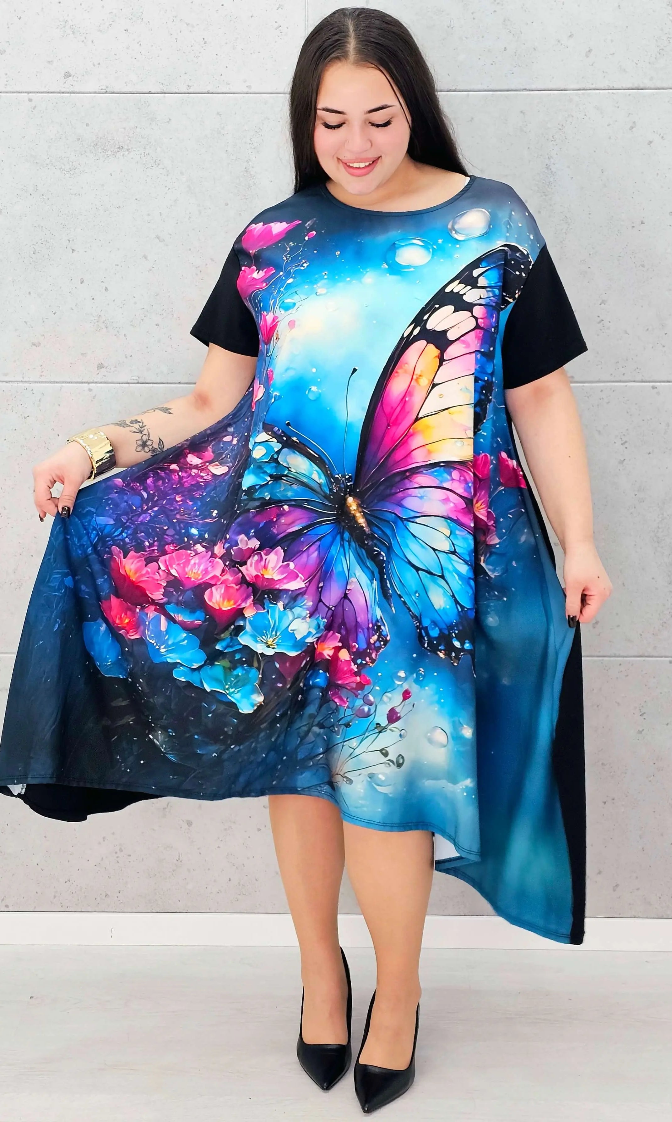 Sukienka StylowaXL z motylem – kolorowa sukienka plus size o asymetrycznym kroju Stylowa XL