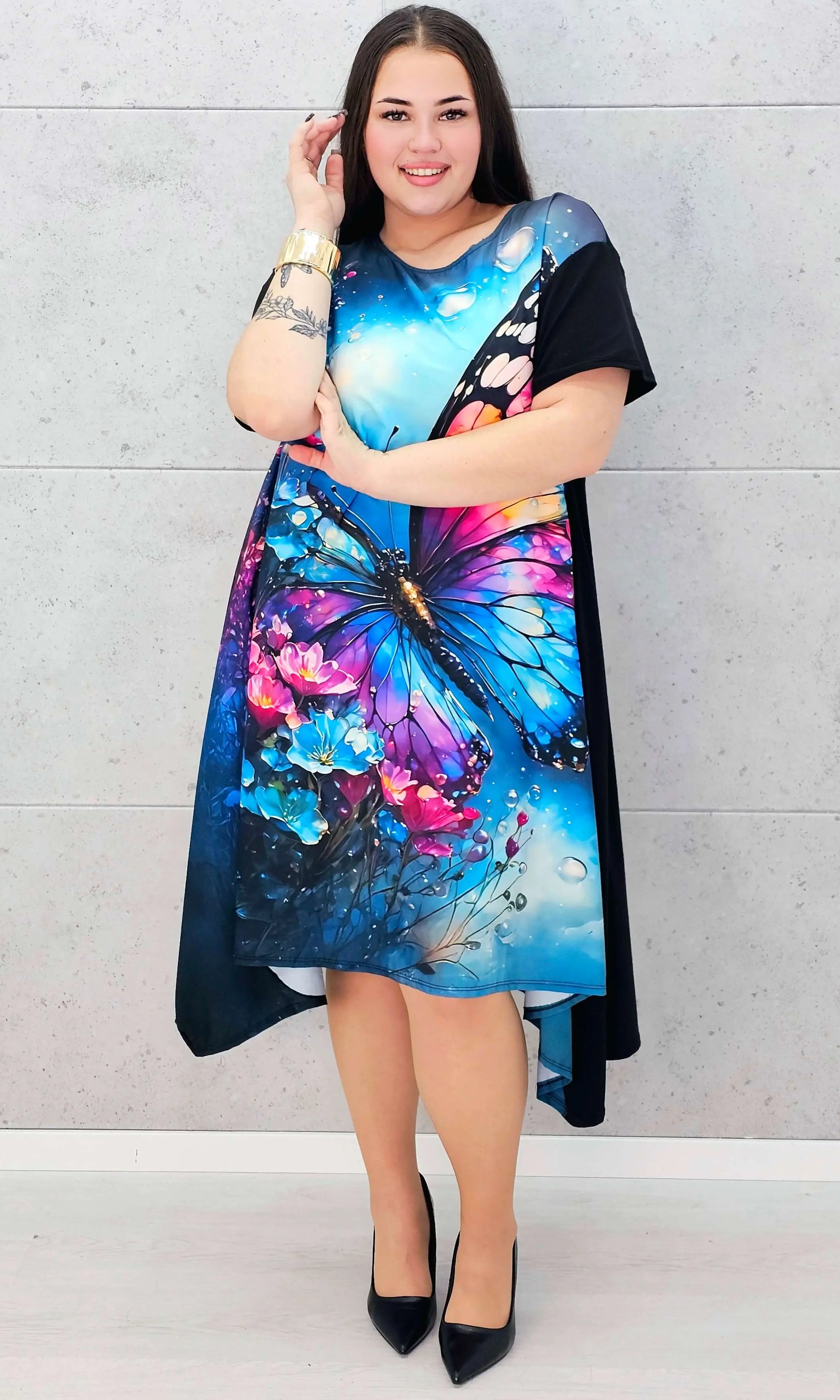 Sukienka StylowaXL z motylem – kolorowa sukienka plus size o asymetrycznym kroju Stylowa XL