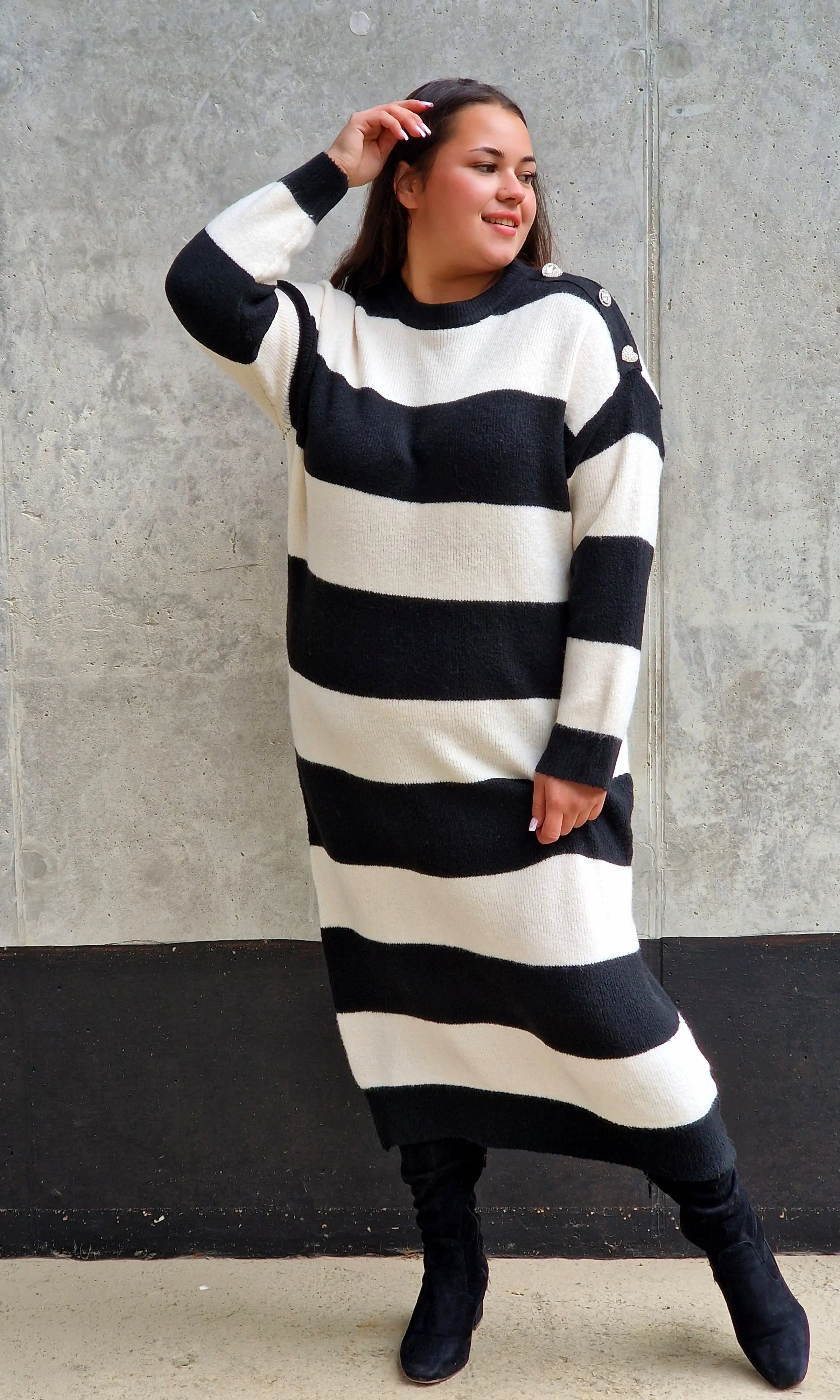 Sukienka Swetrowa w Paski z Ozdobnymi Guzikami Stylowa XL