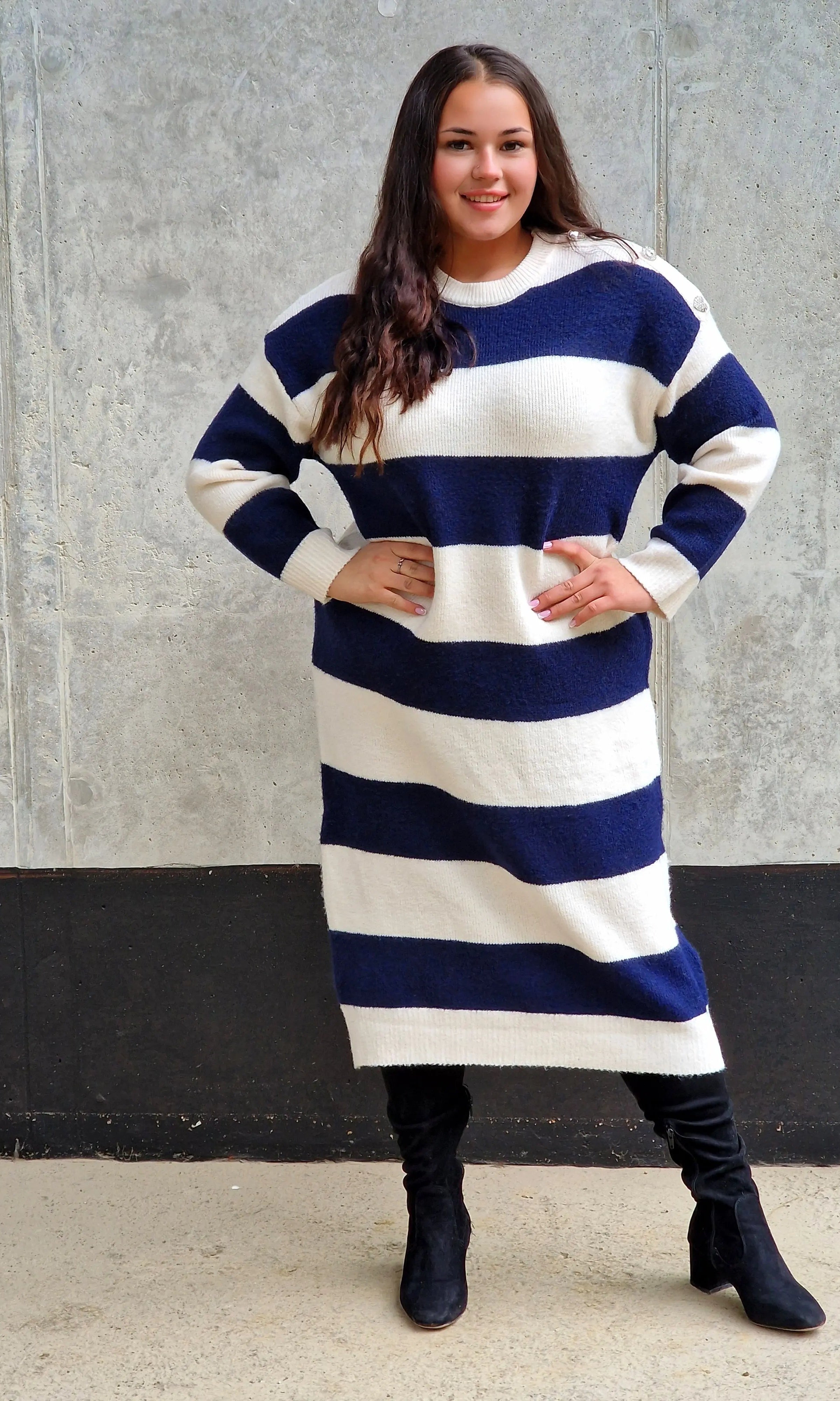 Sukienka Swetrowa w Paski z Ozdobnymi Guzikami Stylowa XL