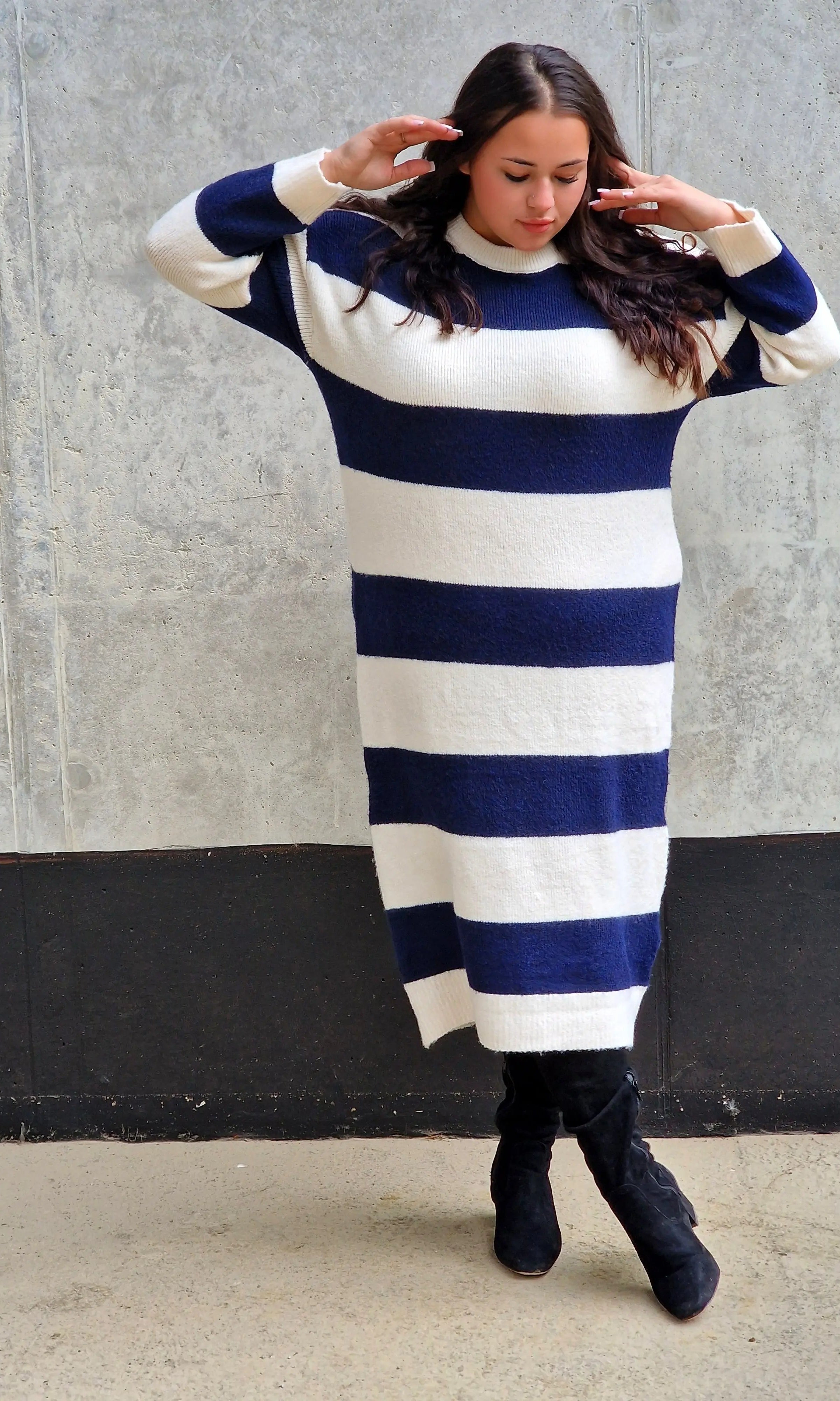 Sukienka Swetrowa w Paski z Ozdobnymi Guzikami Stylowa XL