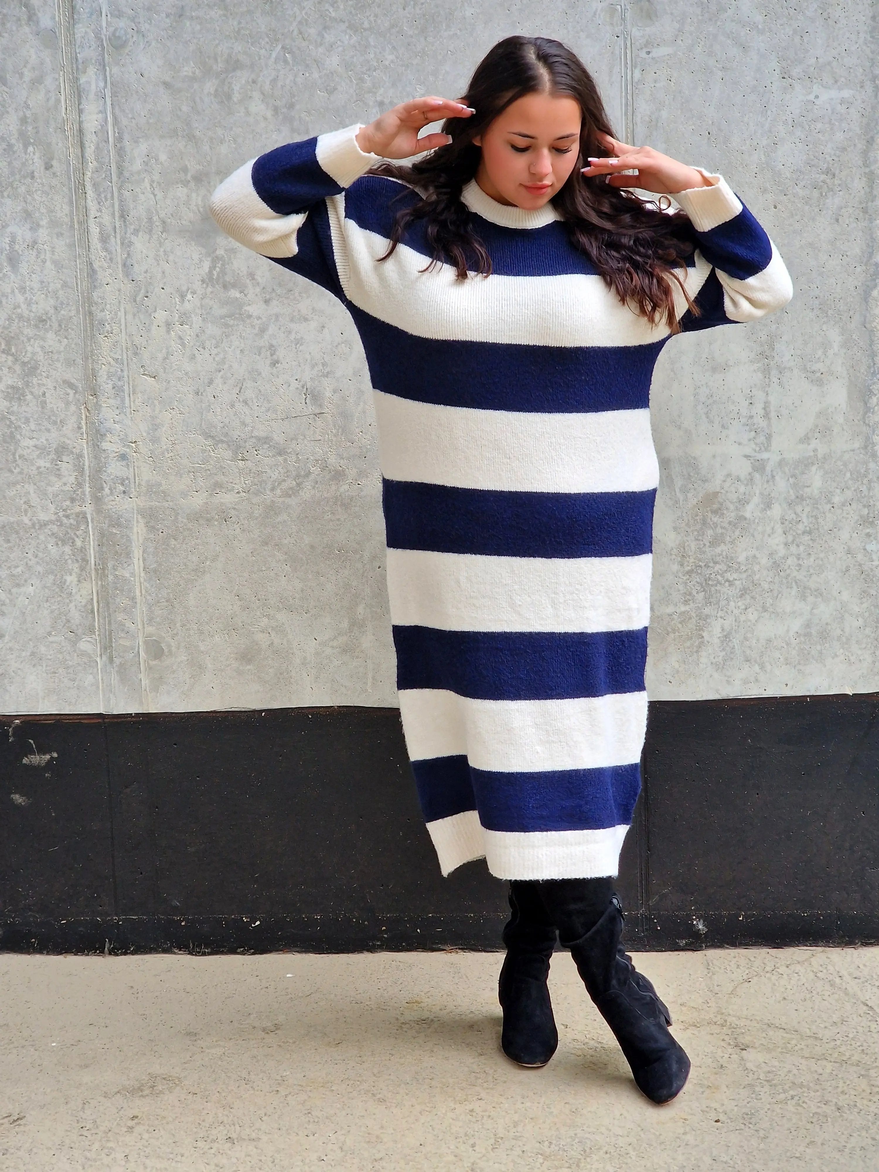 Sukienka Swetrowa w Paski z Ozdobnymi Guzikami Stylowa XL