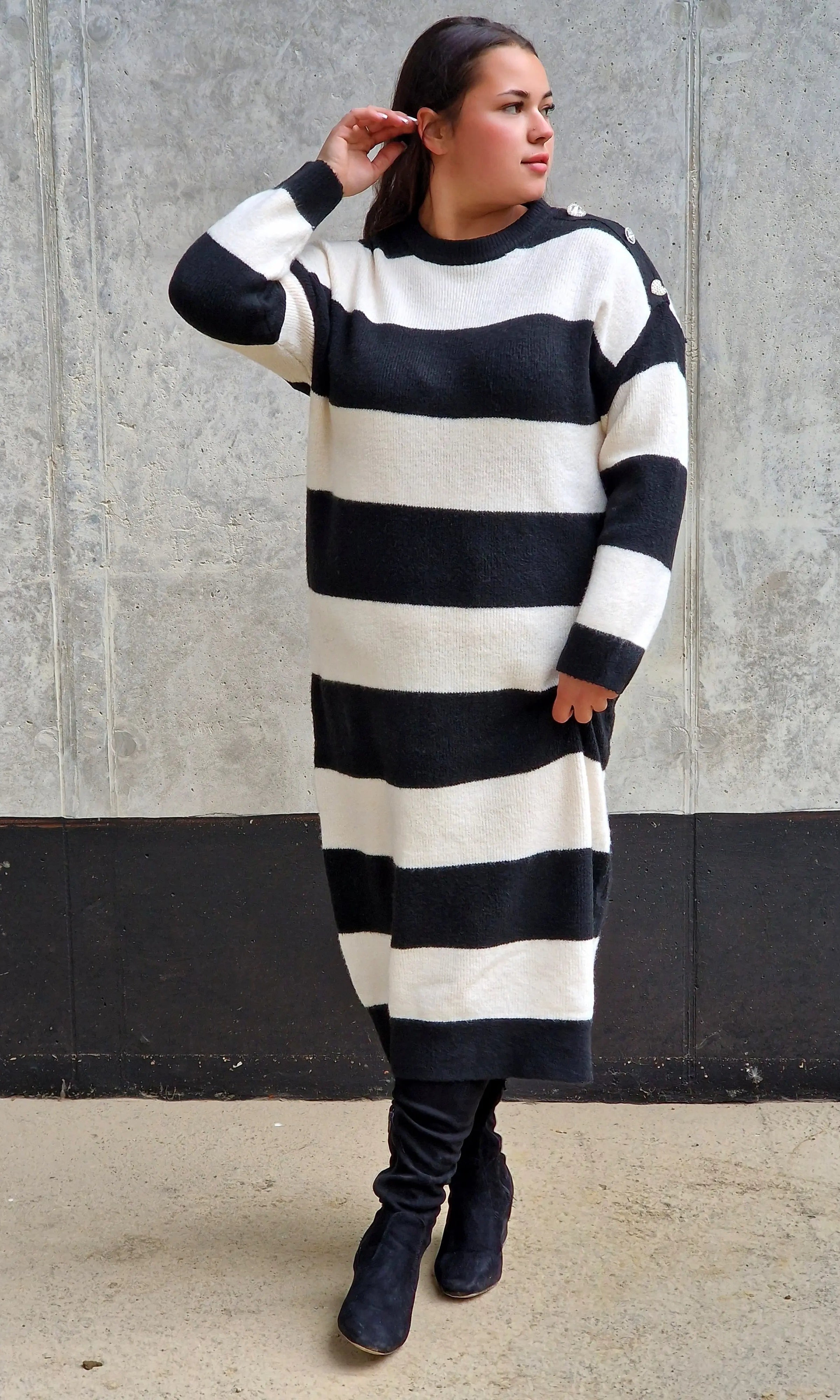 Sukienka Swetrowa w Paski z Ozdobnymi Guzikami Stylowa XL