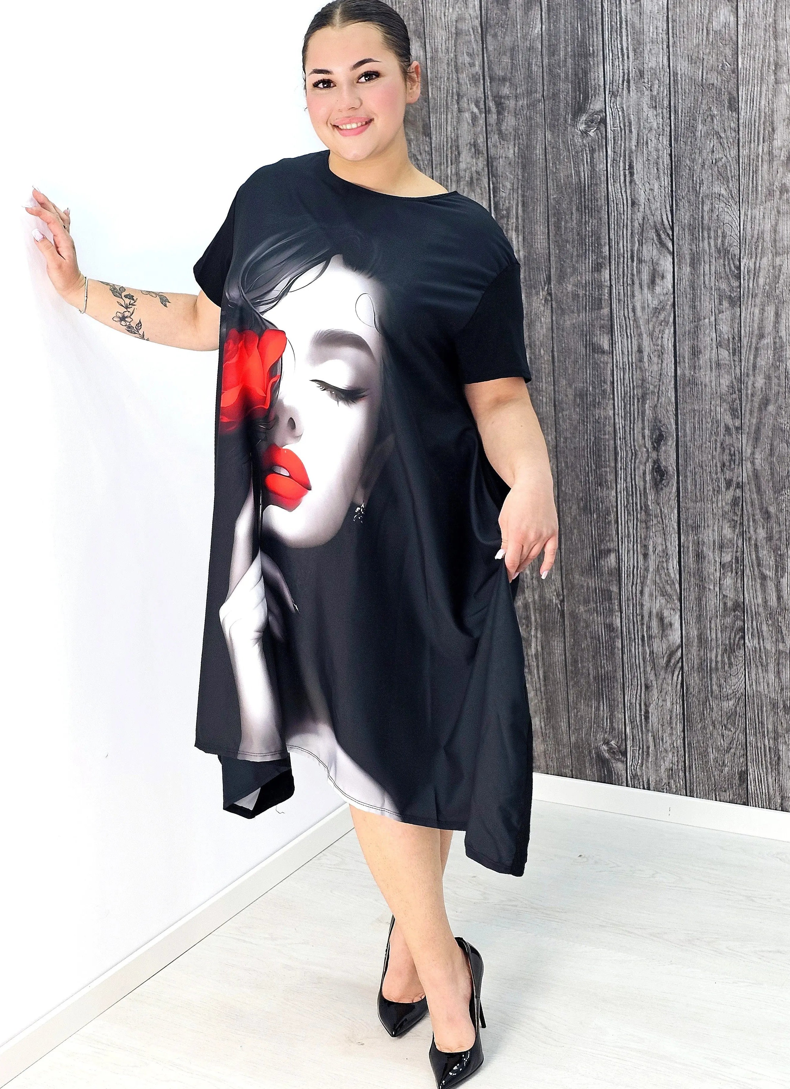 Sukienka asymetryczna z artystycznym nadrukiem Stylowa XL