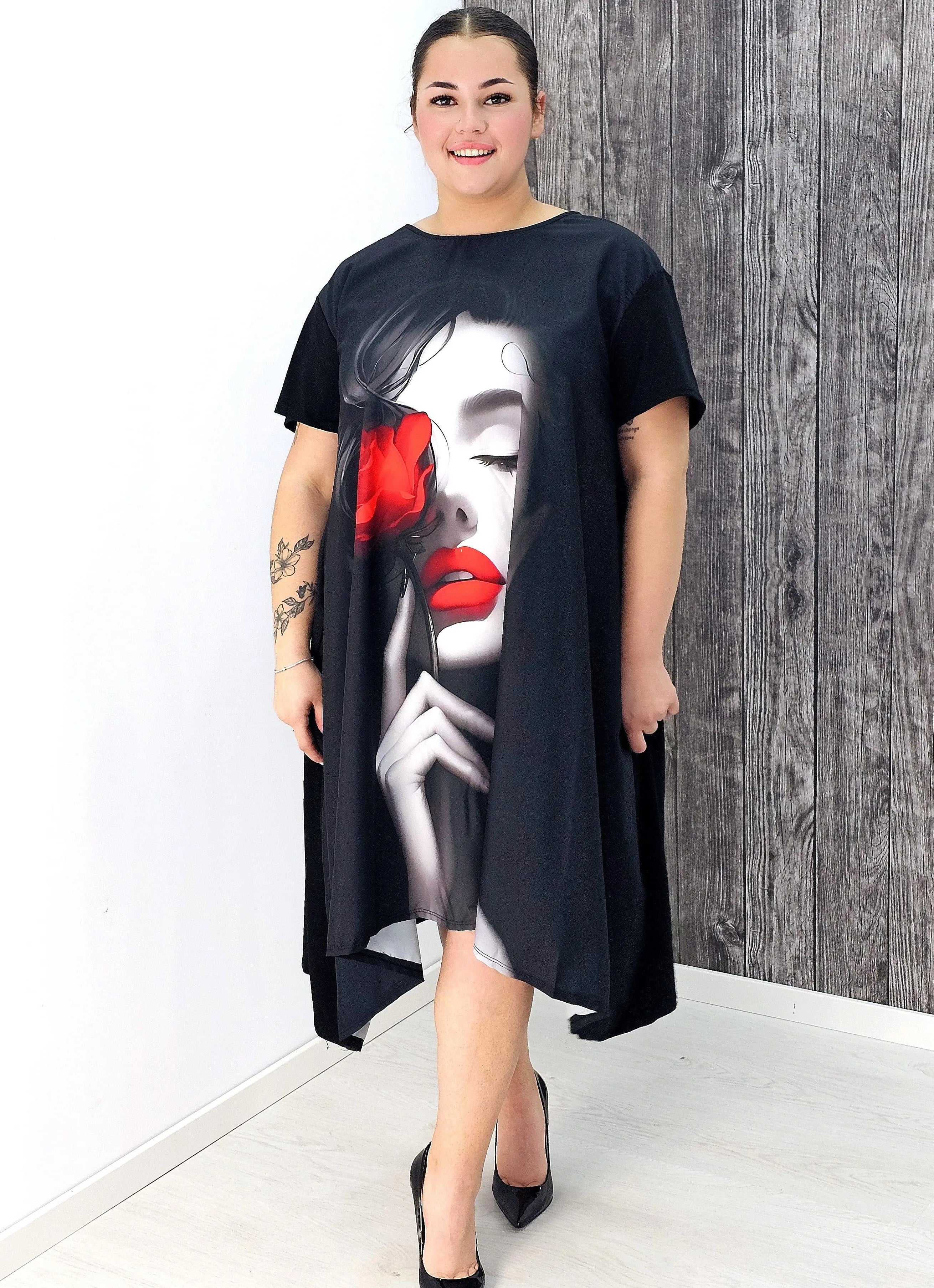 Sukienka asymetryczna z artystycznym nadrukiem Stylowa XL