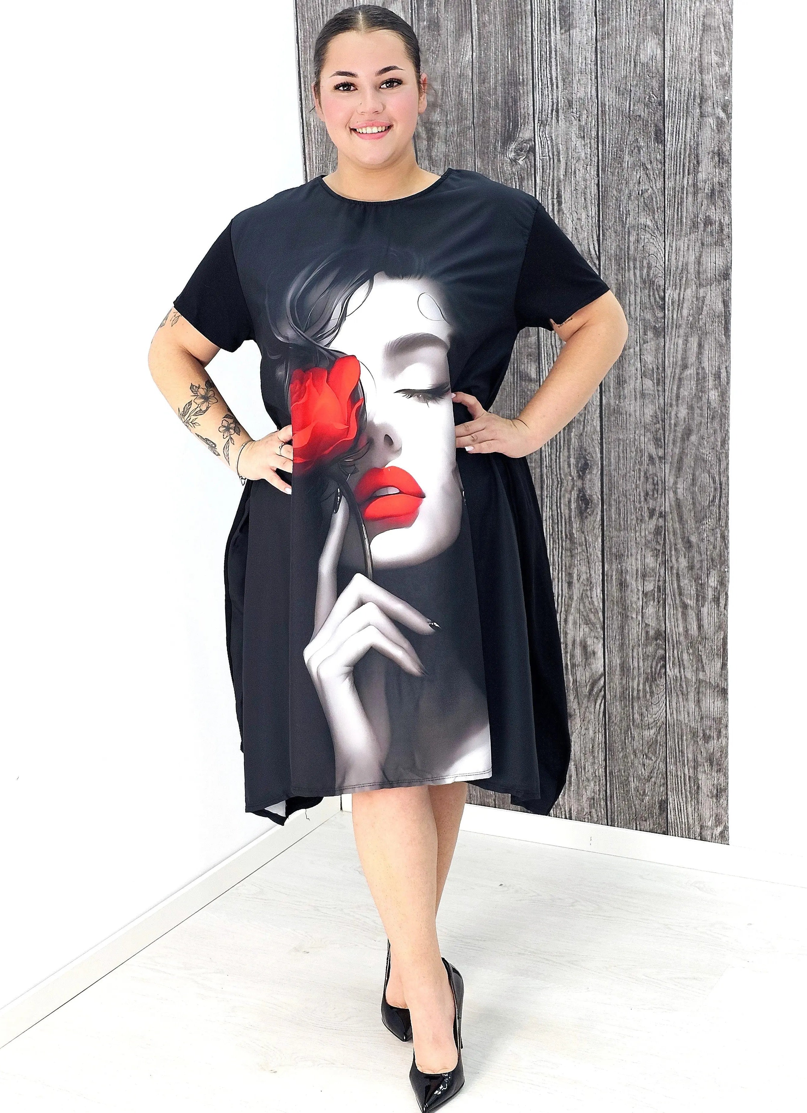 Sukienka asymetryczna z artystycznym nadrukiem Stylowa XL