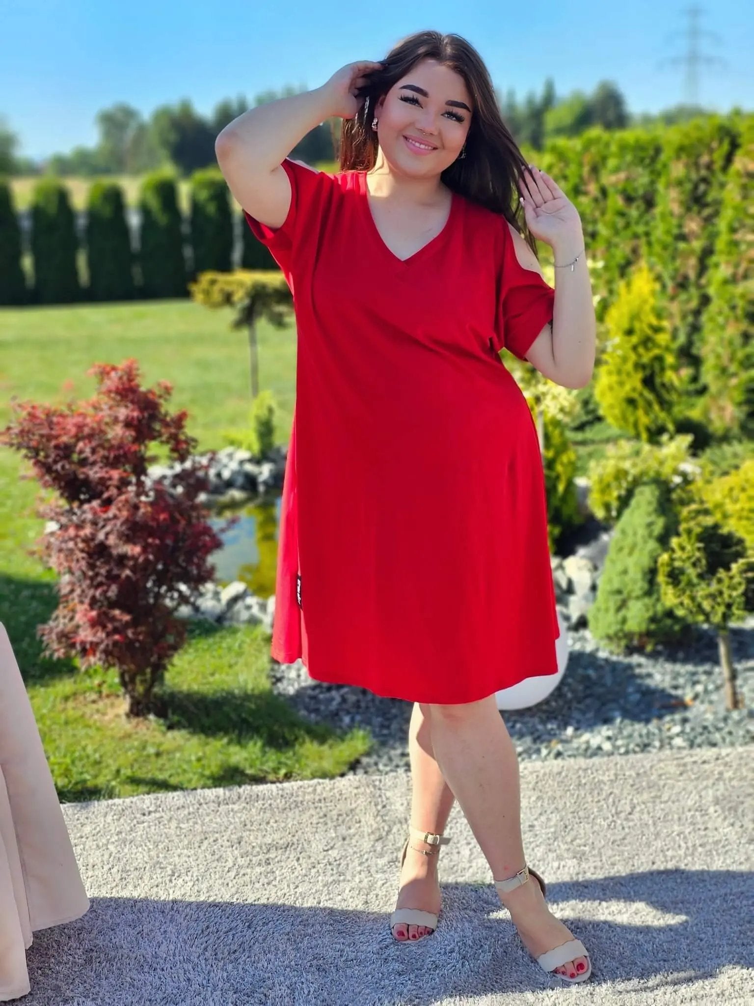 Sukienka basic z wycięciem na ramionach Stylowa XL