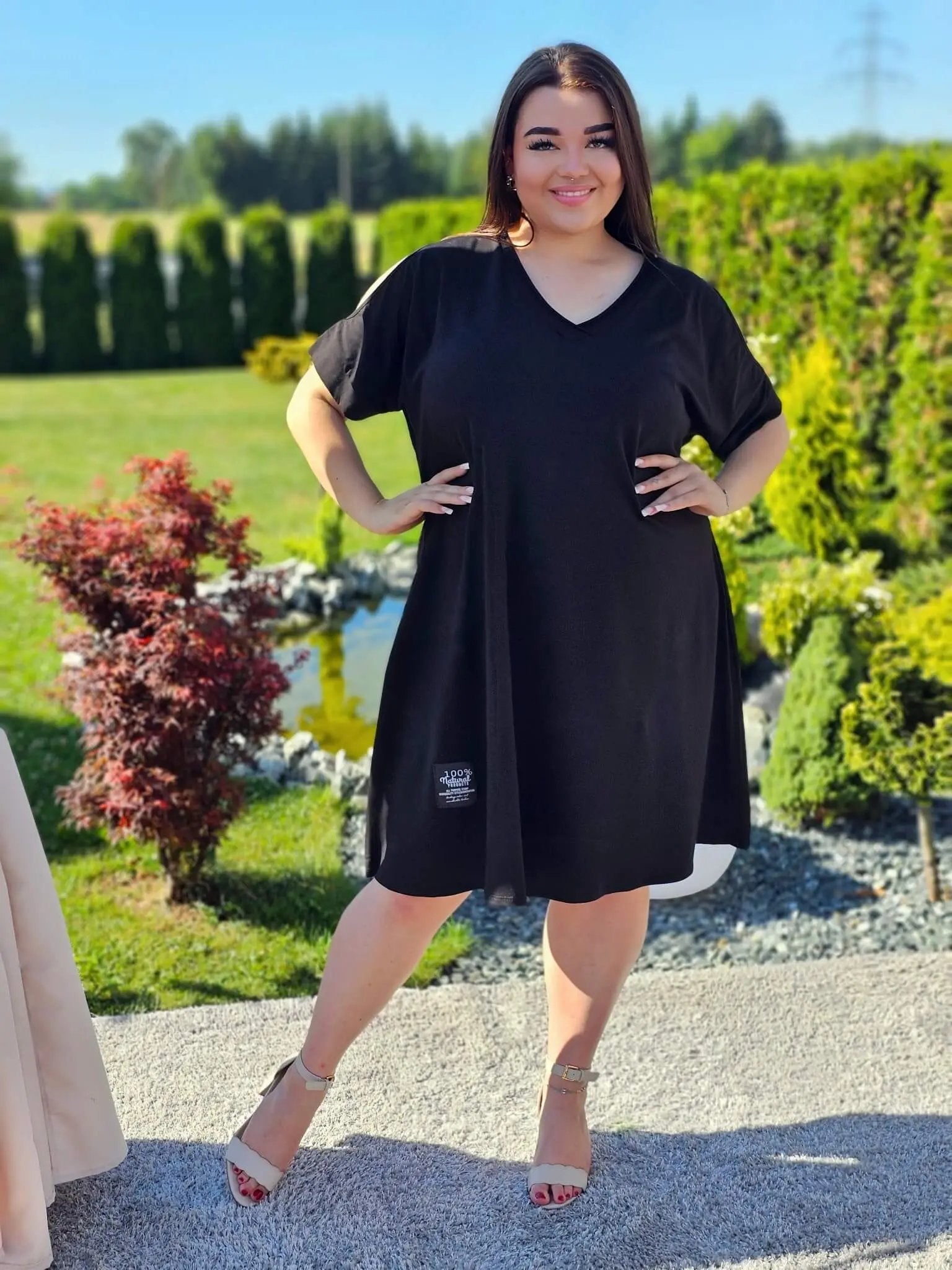 Sukienka basic z wycięciem na ramionach Stylowa XL