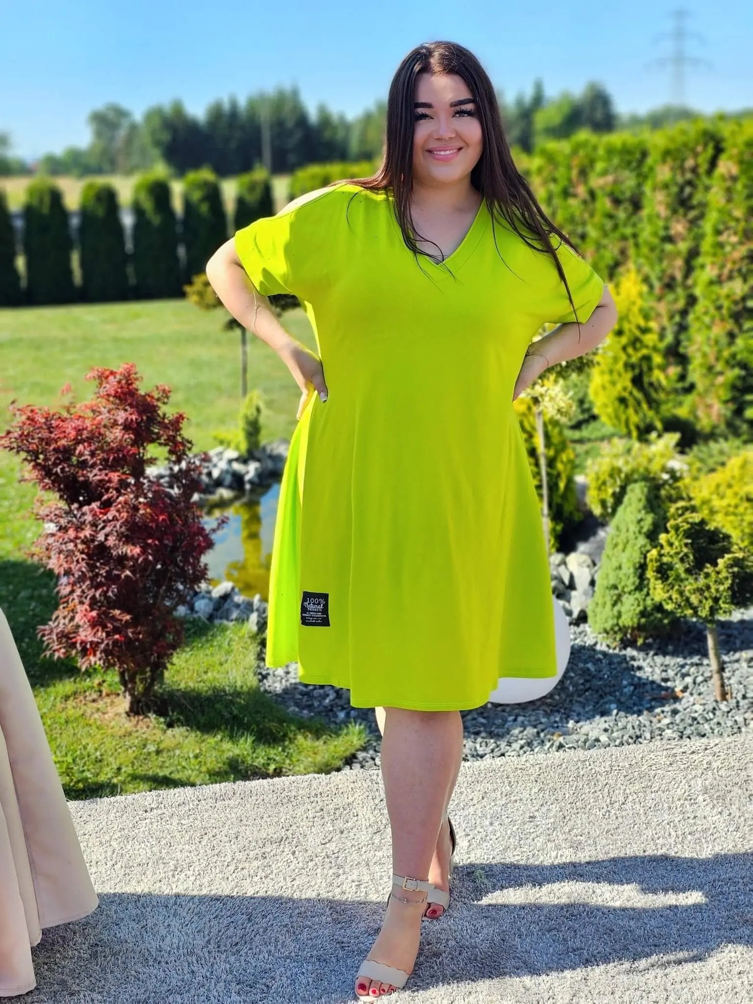 Sukienka basic z wycięciem na ramionach Stylowa XL