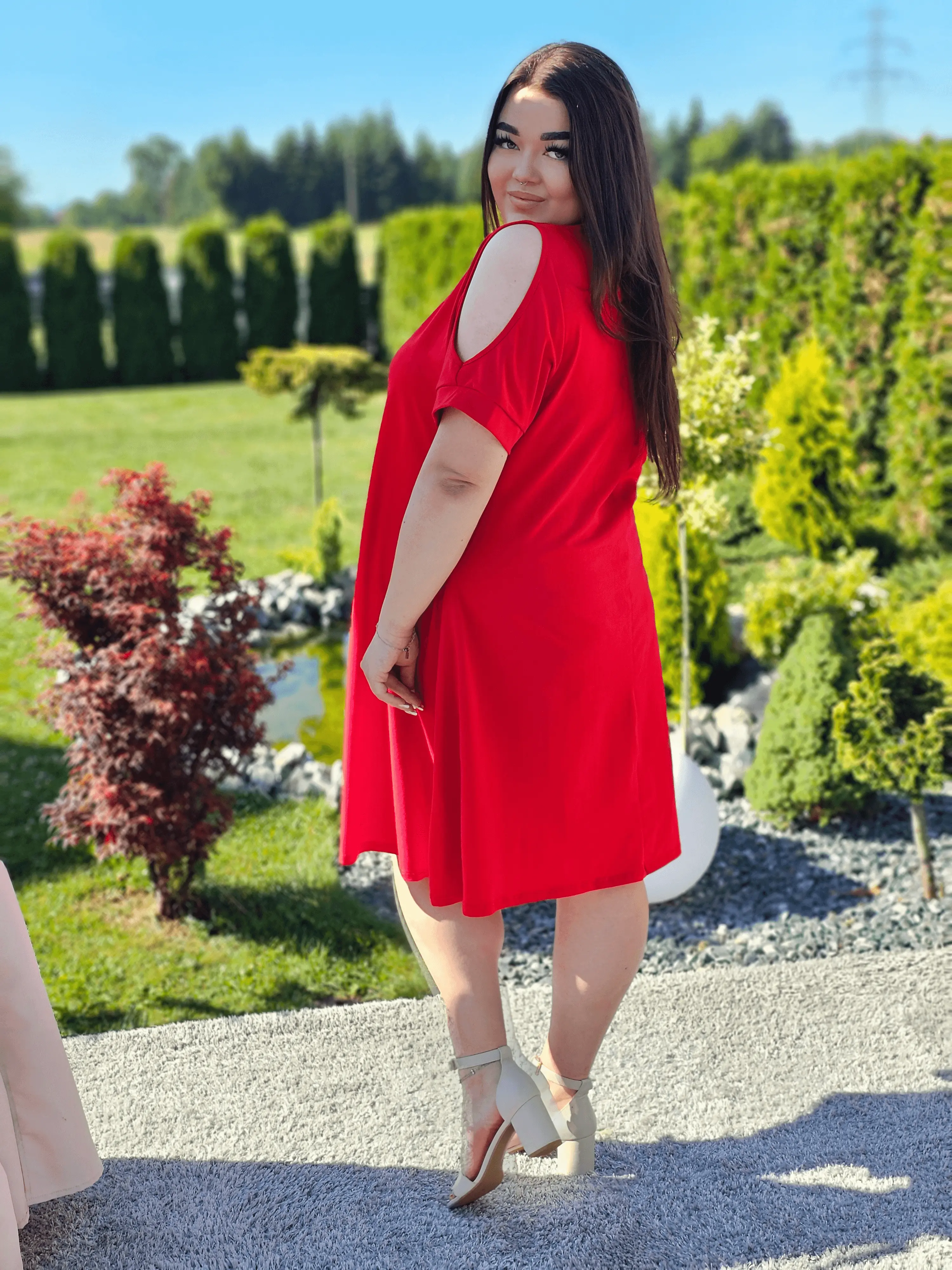 Sukienka basic z wycięciem na ramionach Stylowa XL